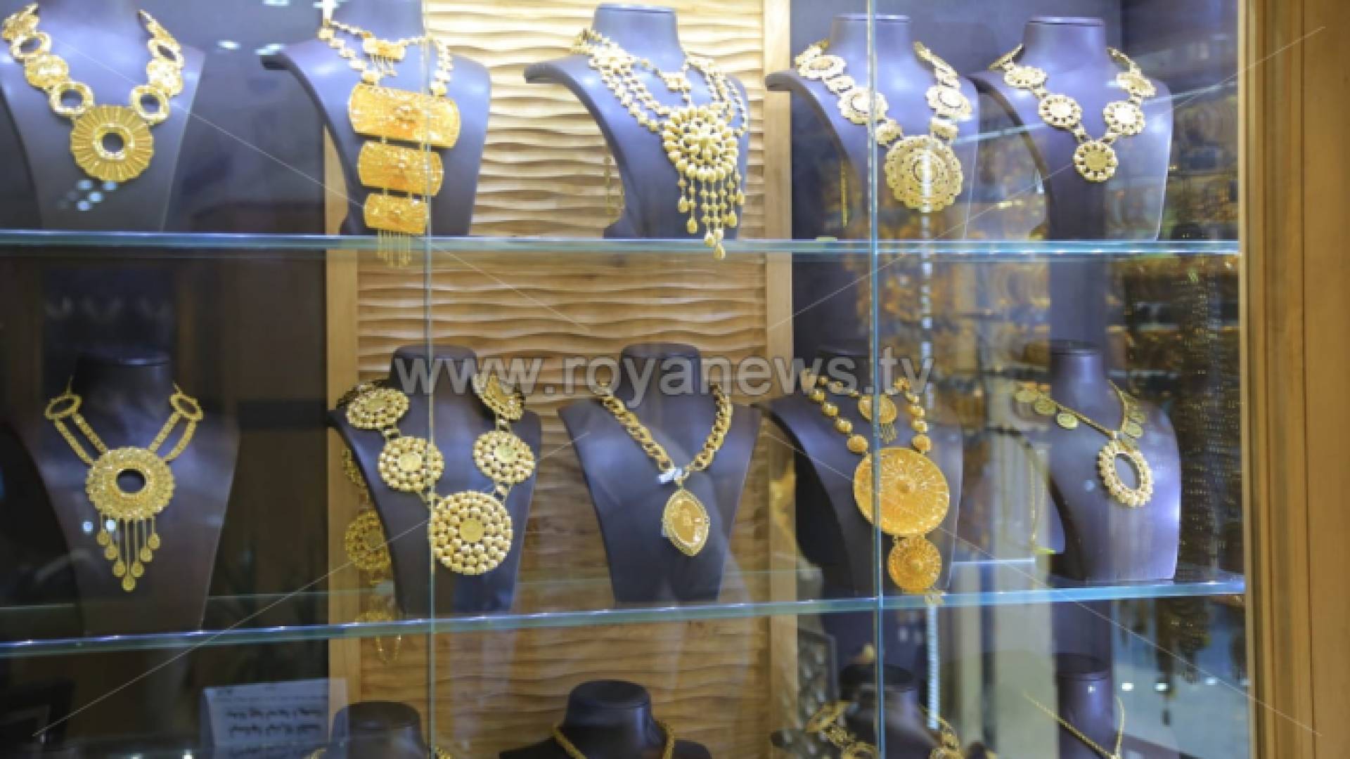 ذهب معروض داخل أحد محال البيع في العاصمة عمان