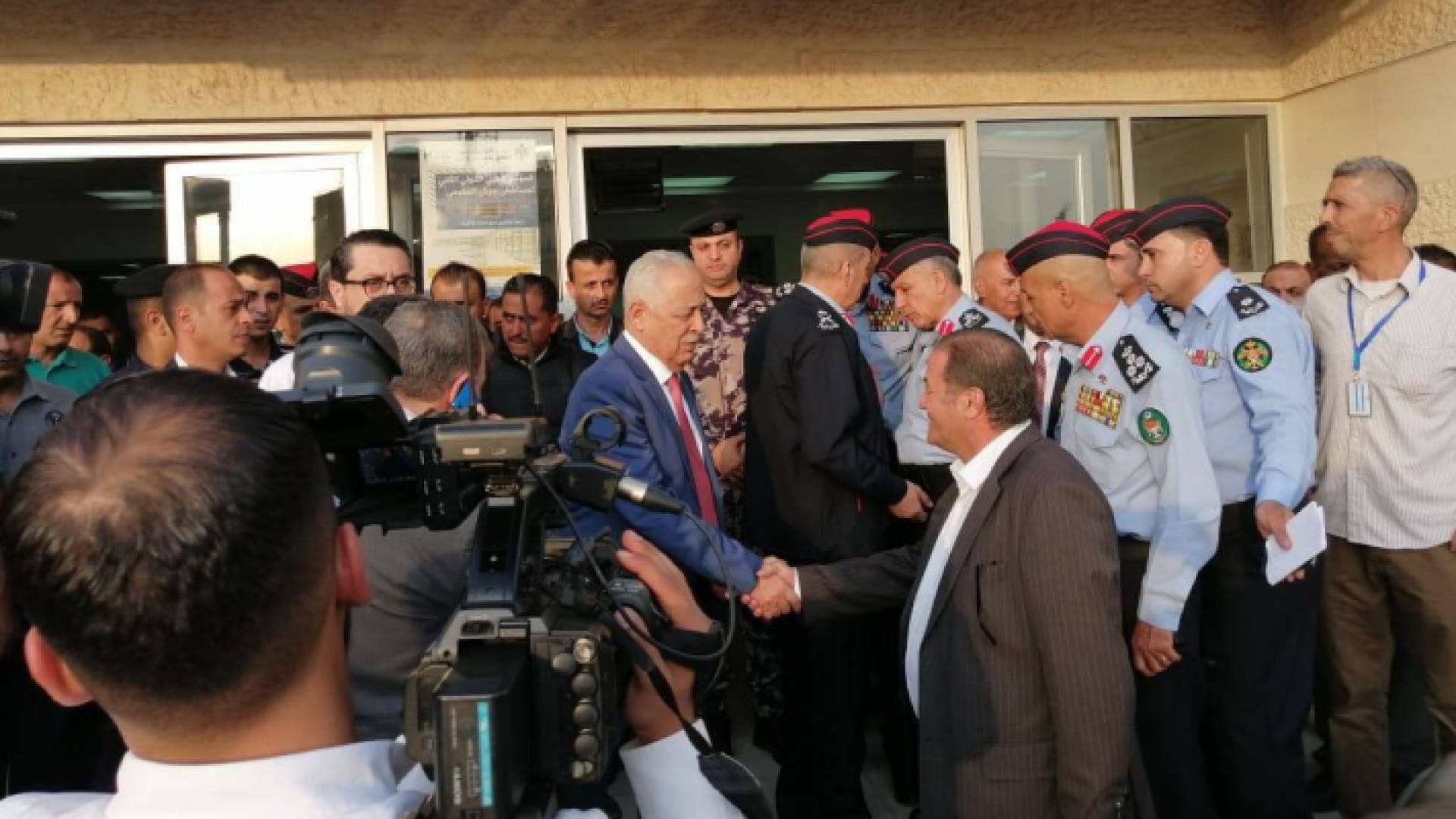 بتوجيهات من جلالة الملك، العيسوي يزور مصابي حادثة الاعتداء في جرش