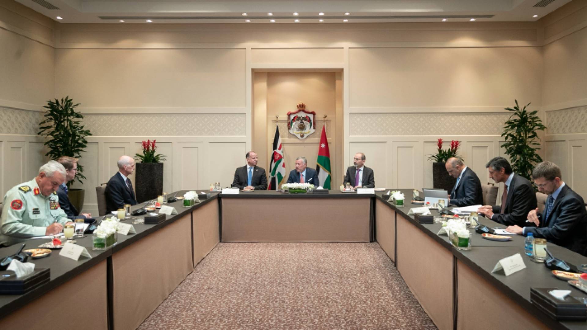 الملك يستقبل وفدا من أعضاء مجلس النواب الأمريكي