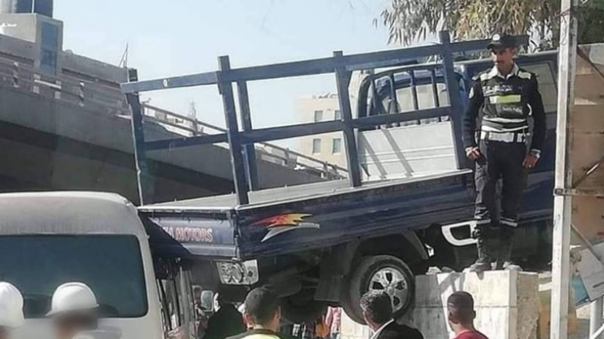 اضرار مادية بحادث تصادم عند دوار المدينة الرياضية