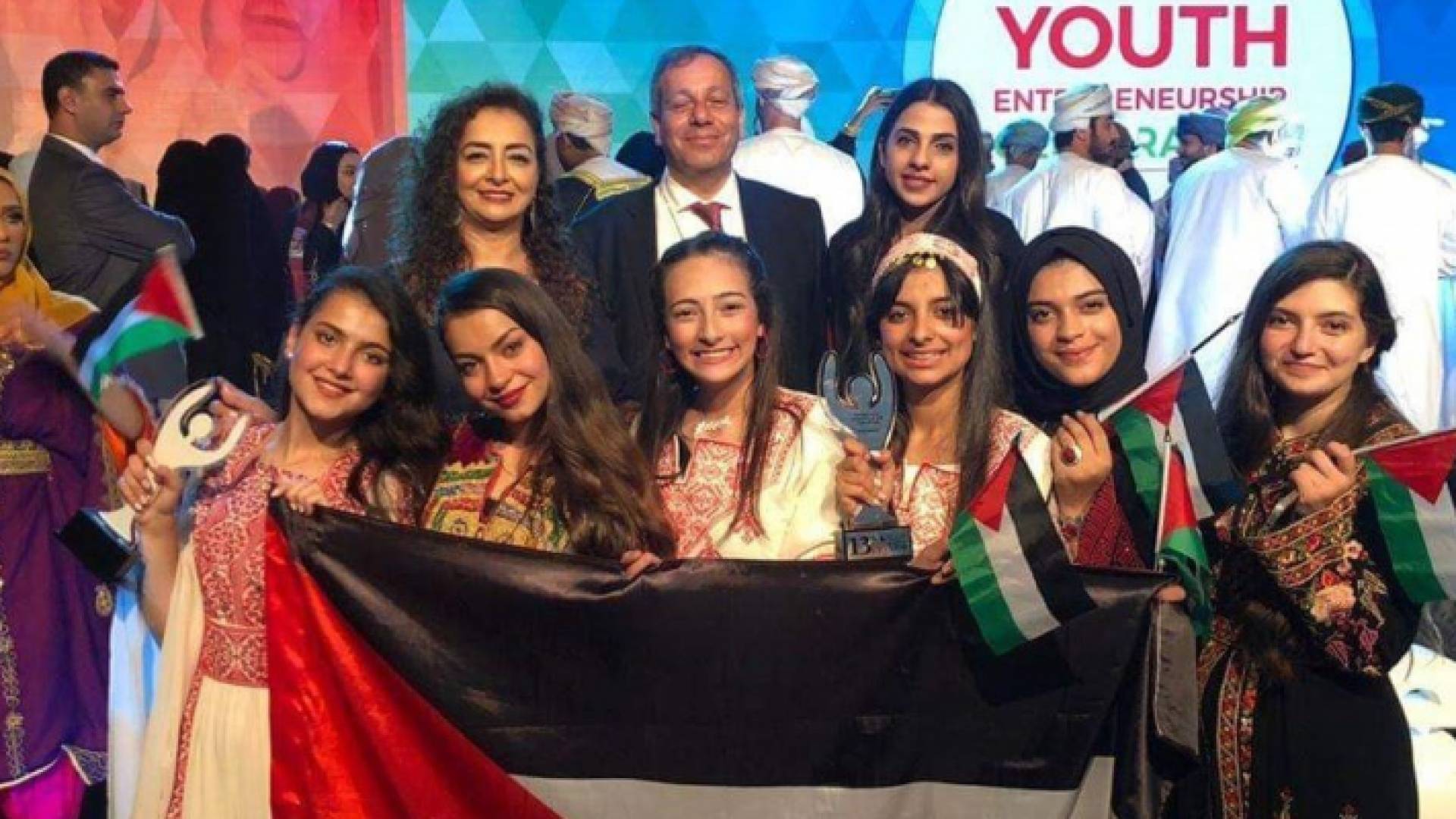 الطالبات الفائزات بالمسابقة