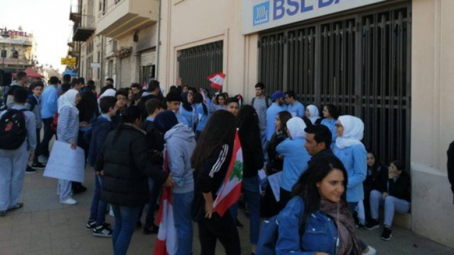 طلاب مدرسة راهبات بعلبك يقفلون بنك سوريا ولبنان