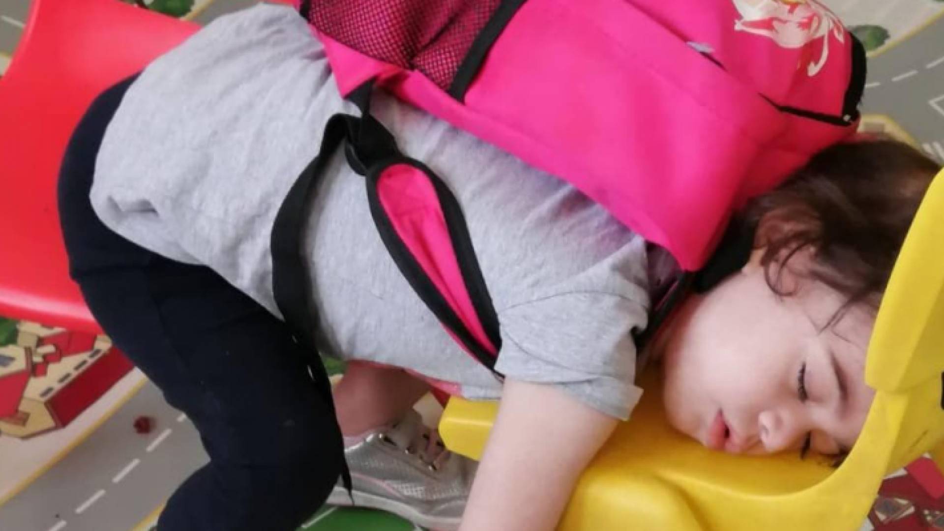 الصورة من الحضانة في السعودية لطفلة تنام على كرسي