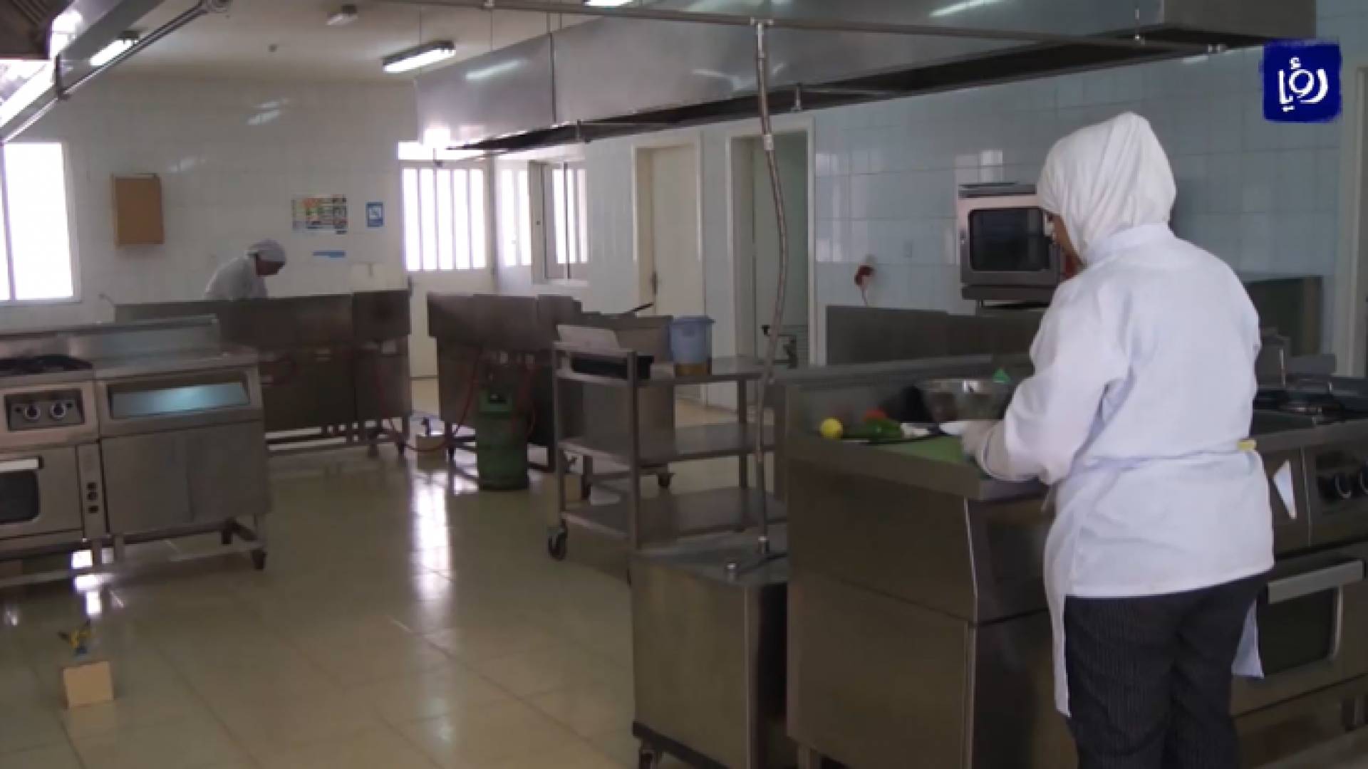 العنصر النسائي يقتحم القطاع السياحي في ظل شح فرص العمل