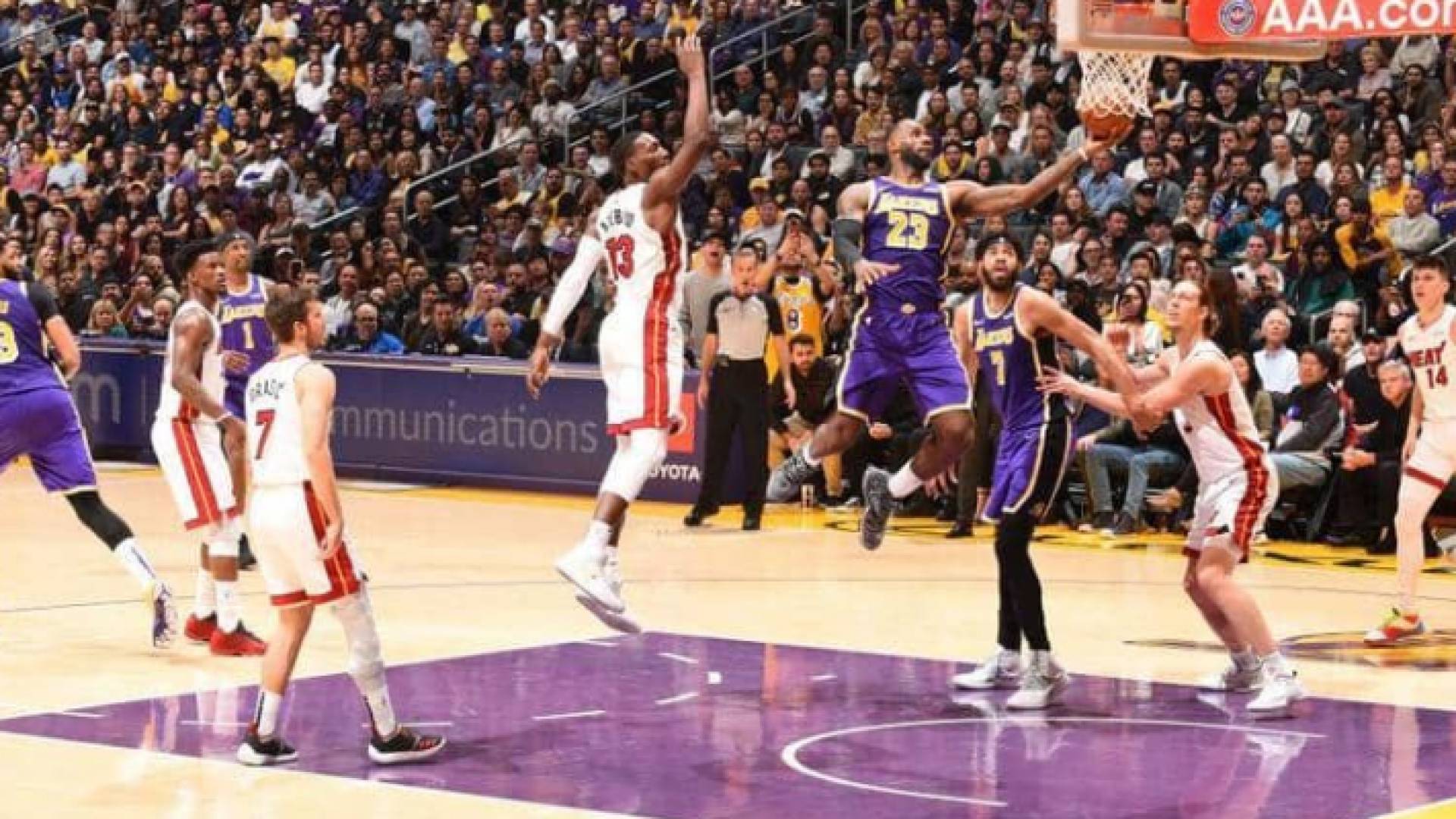 ليكرز يتغلب على ميامي و يواصل انتصاراته في دوري كرة السلة الأمريكي