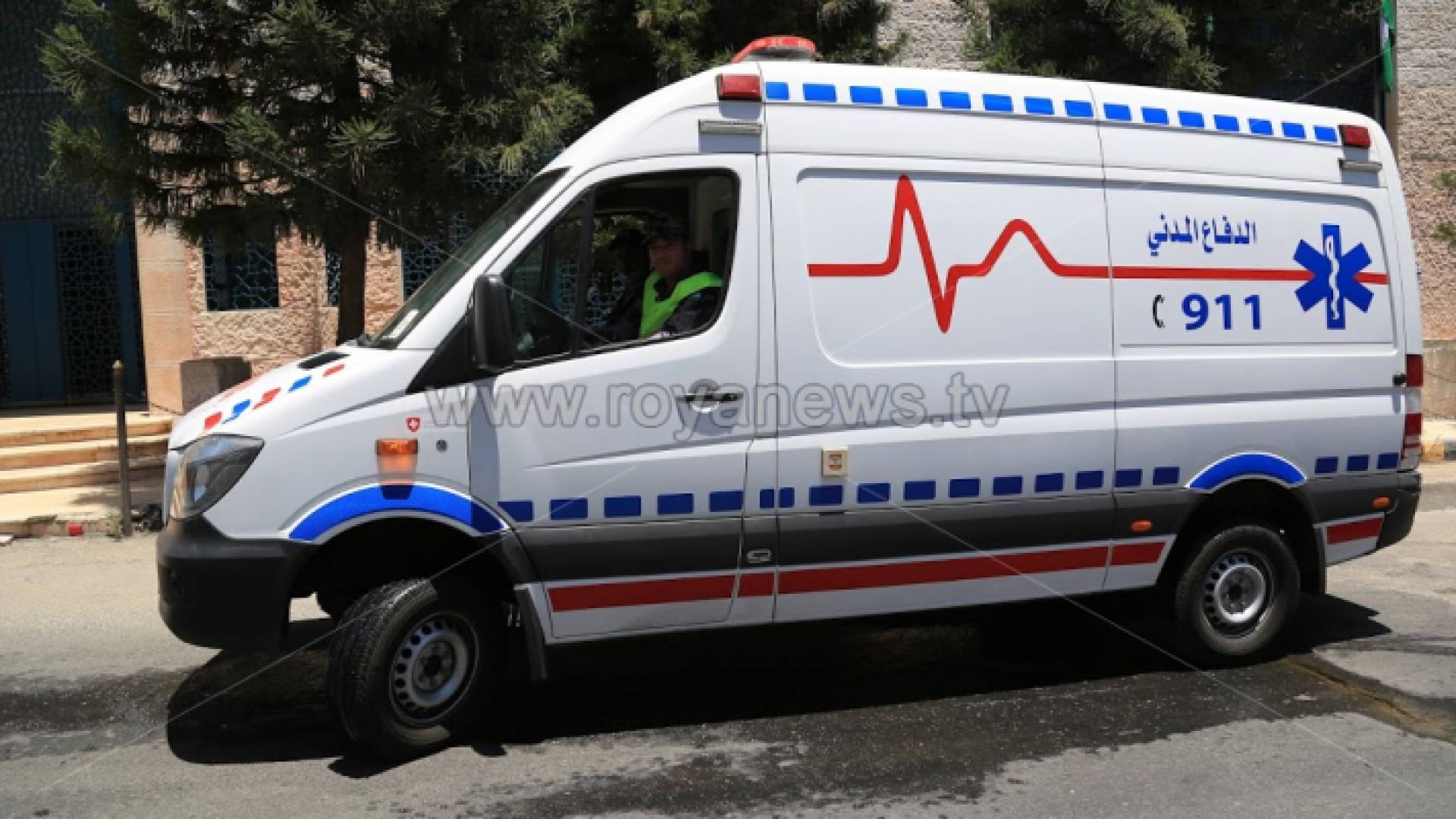 سيارة اسعاف تابعة للدفاع المدني - ارشيفية