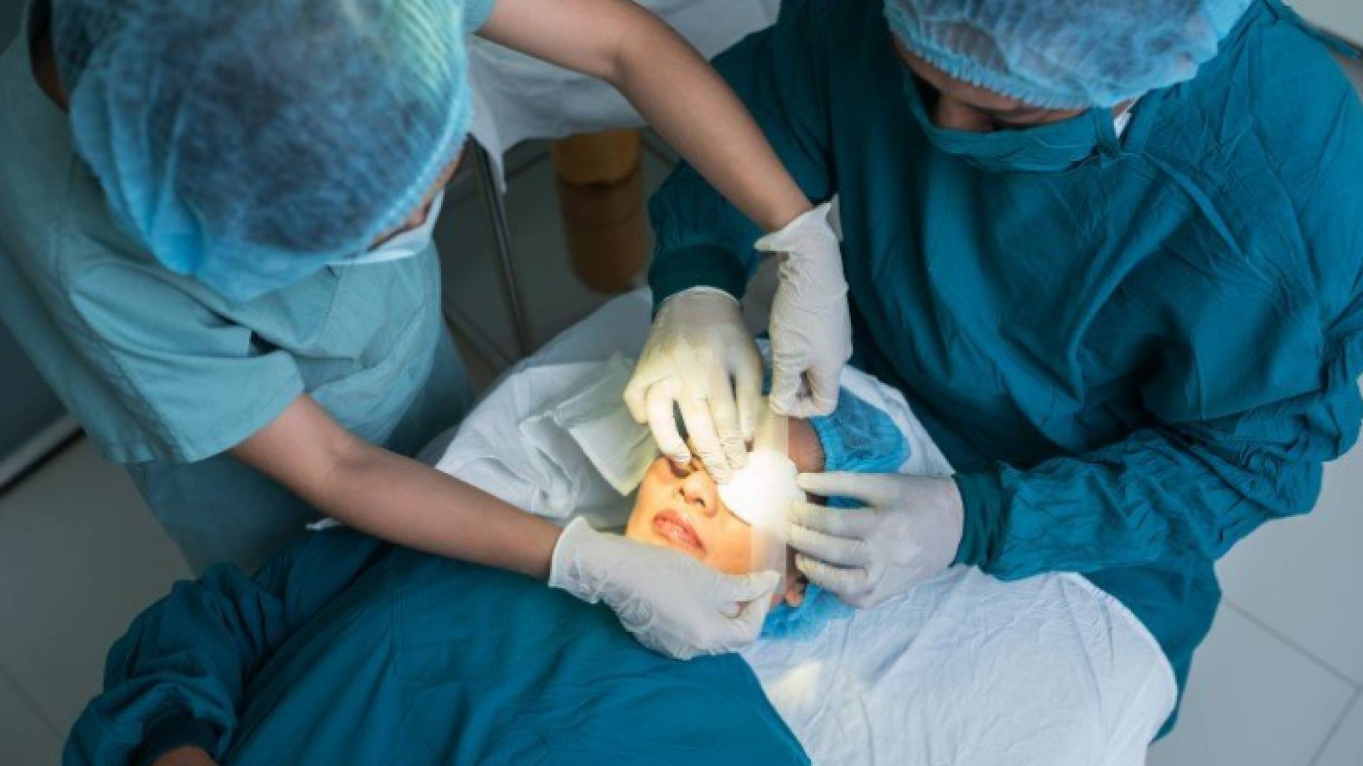 أصيبت السيدة بالعمى الكلي وبنسبة 100%