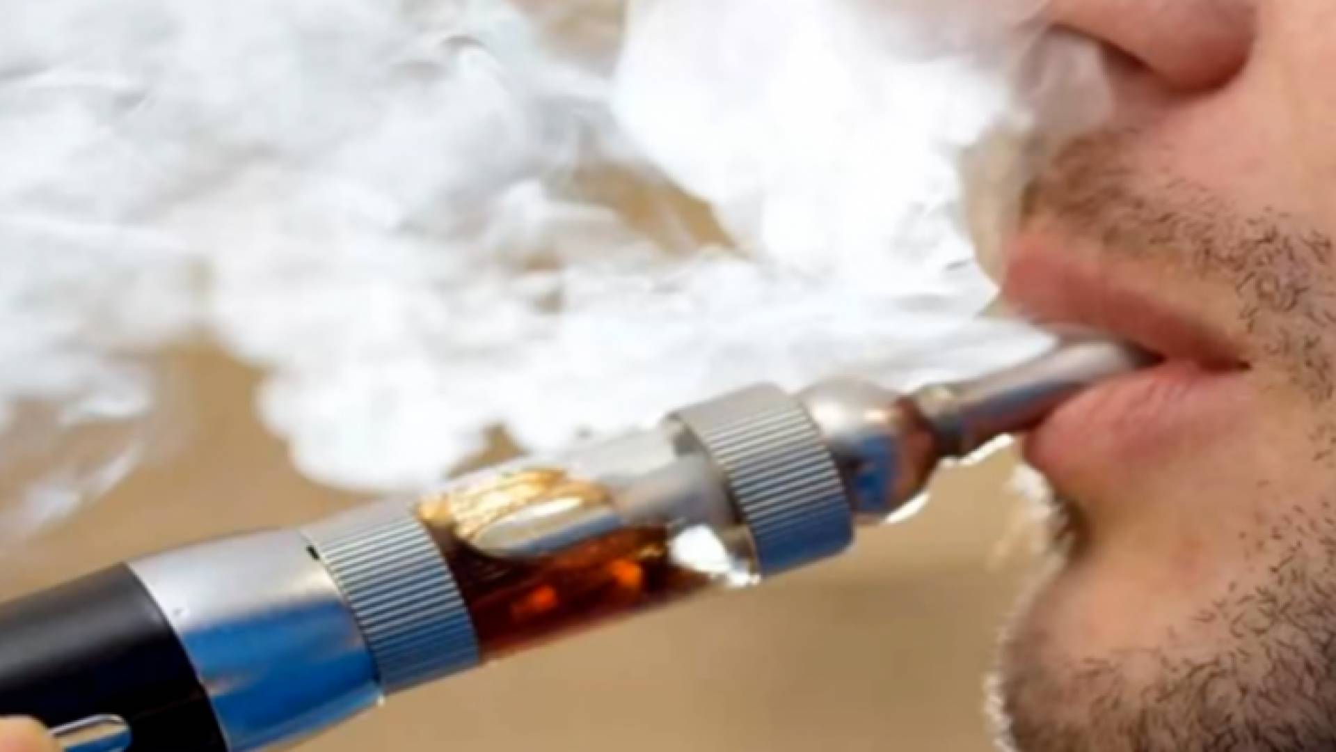 شخص يدخن السجائر الالكترونية