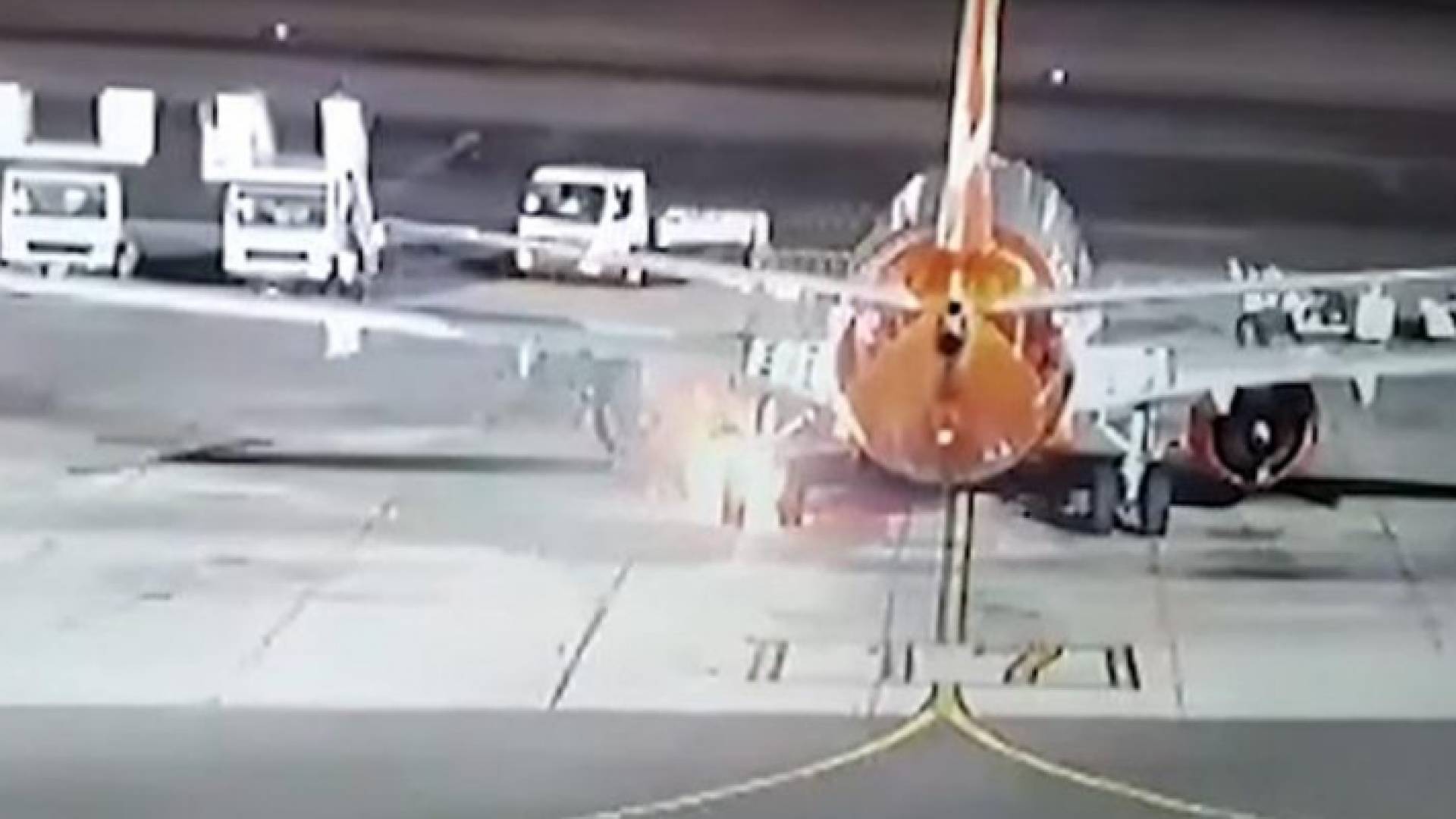 حريق إطار الطائره