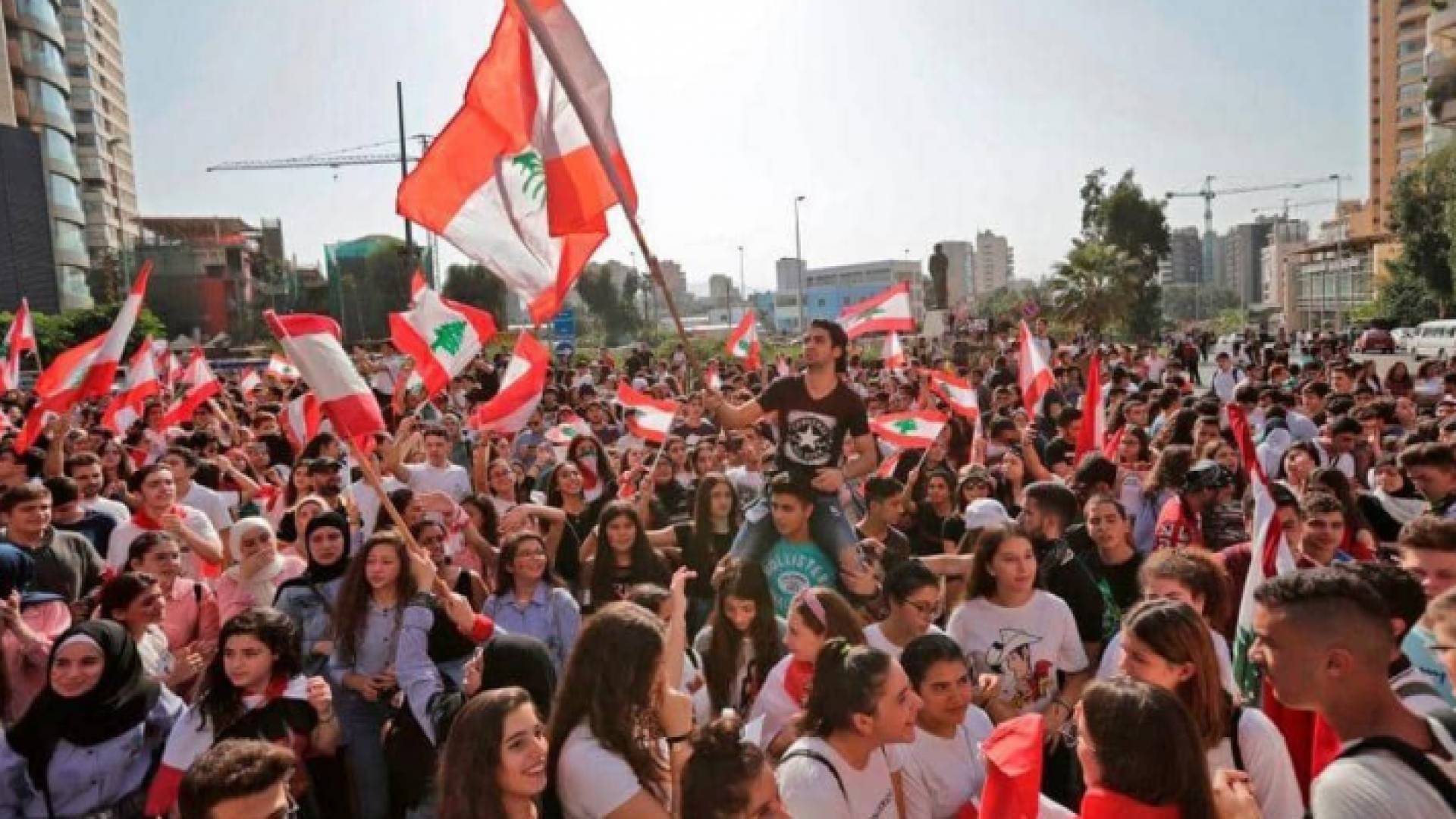 المظاهرات في لبنان تقترب من إنهاء شهرها الأول من دون حلول.