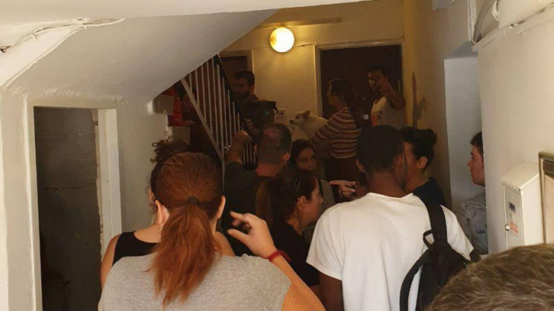 المستوطنون يتوجهون للملاجئ خوفا من صواريخ المقاومة الفلسطينية التي اطلقت من غزة