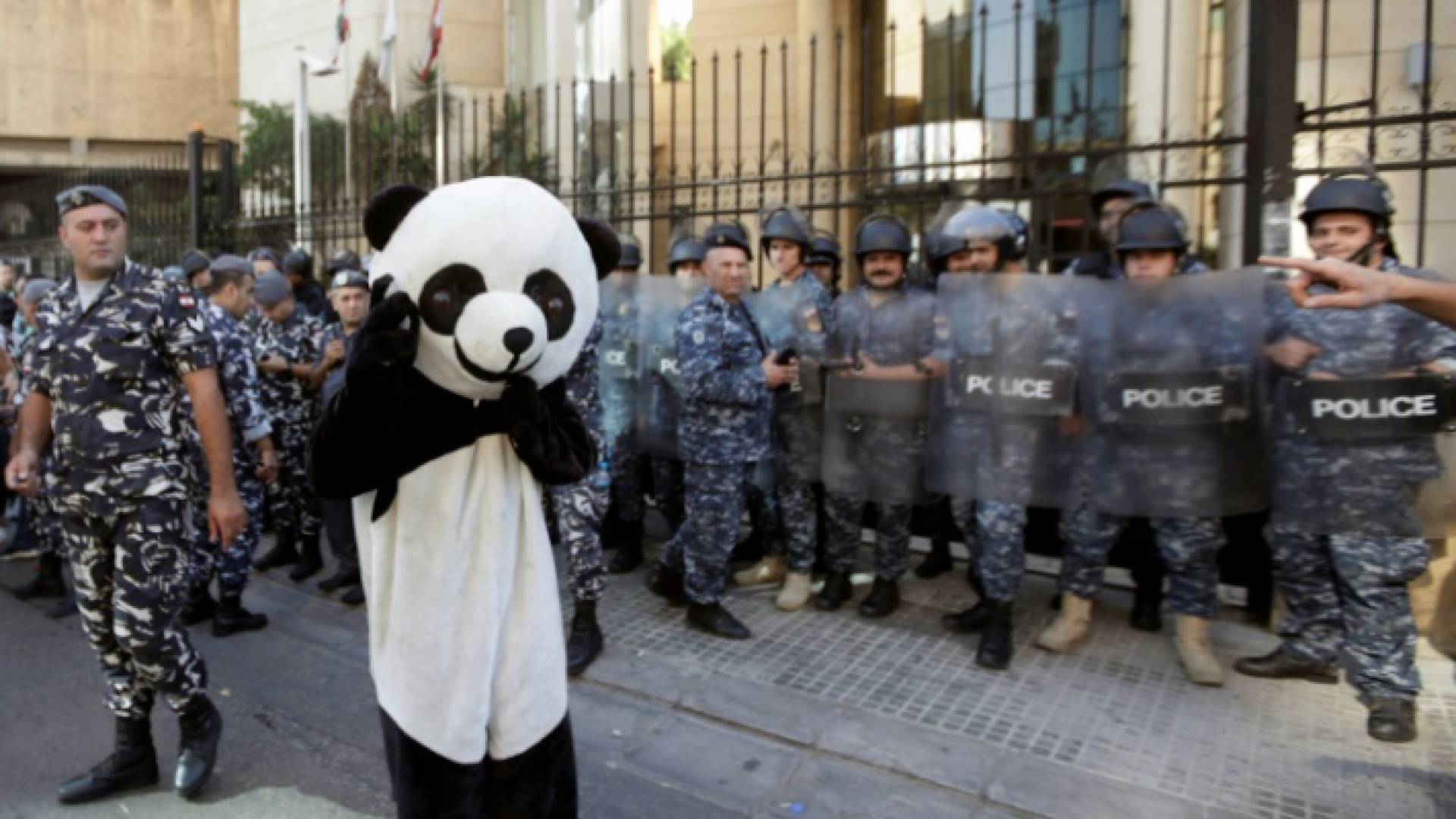 لبناني متنكر بزي دب الباندا يشارك في تظاهرة ضد الطبقة السياسية في بيروت