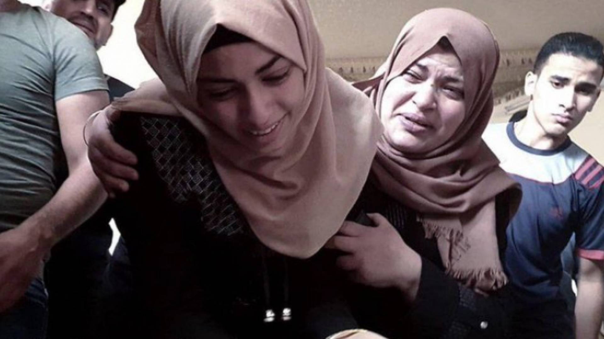 زوجة الشهيد في وداعه