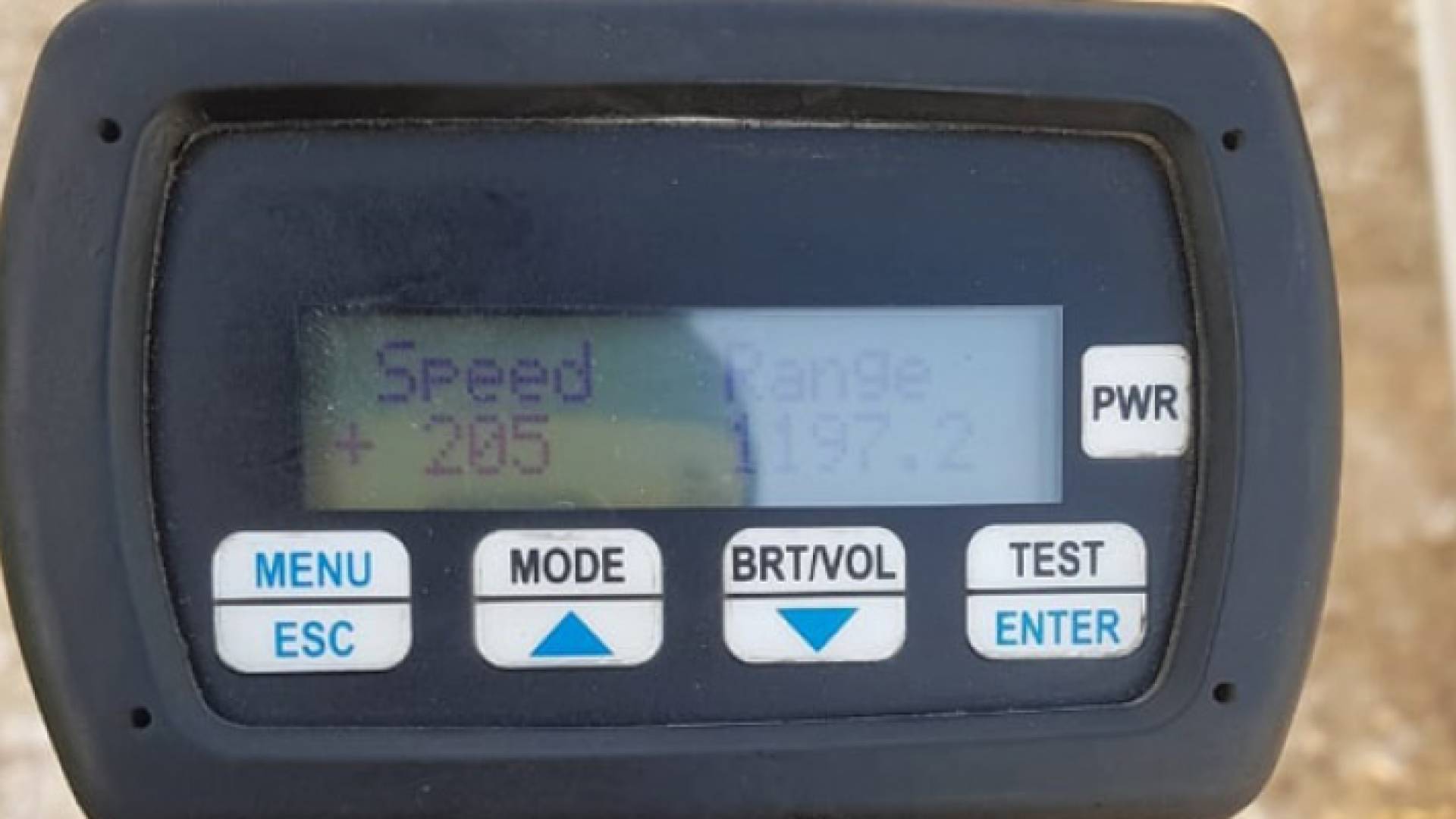 الدوريات الخارجية تضبط مركبة تسير بسرعة 205 على طريق الازرق