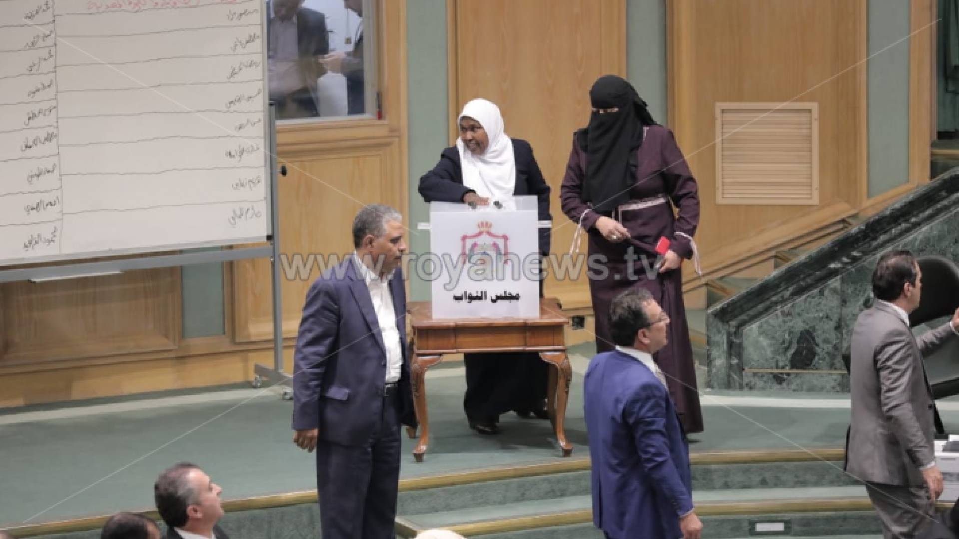 صورة من الجلسة