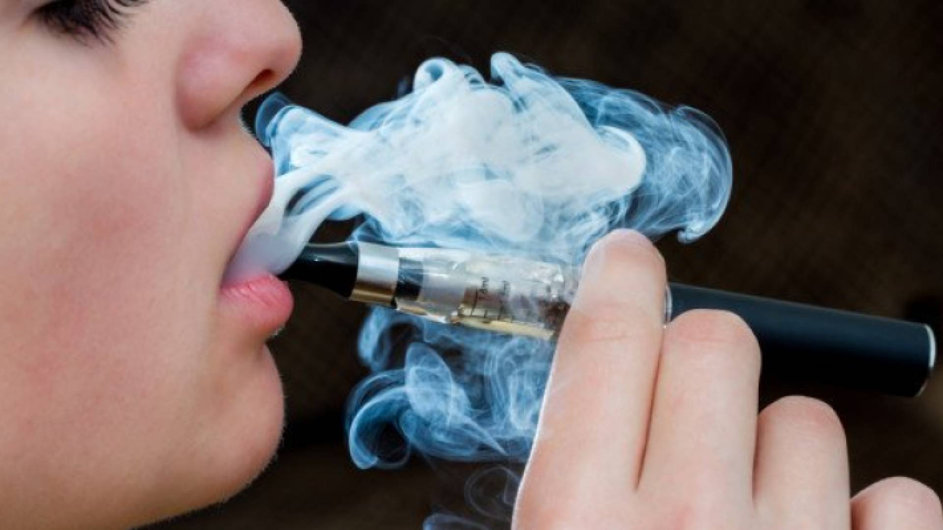 الكشف عن خطر السجائر الإلكترونية الحقيقي على الجسم!