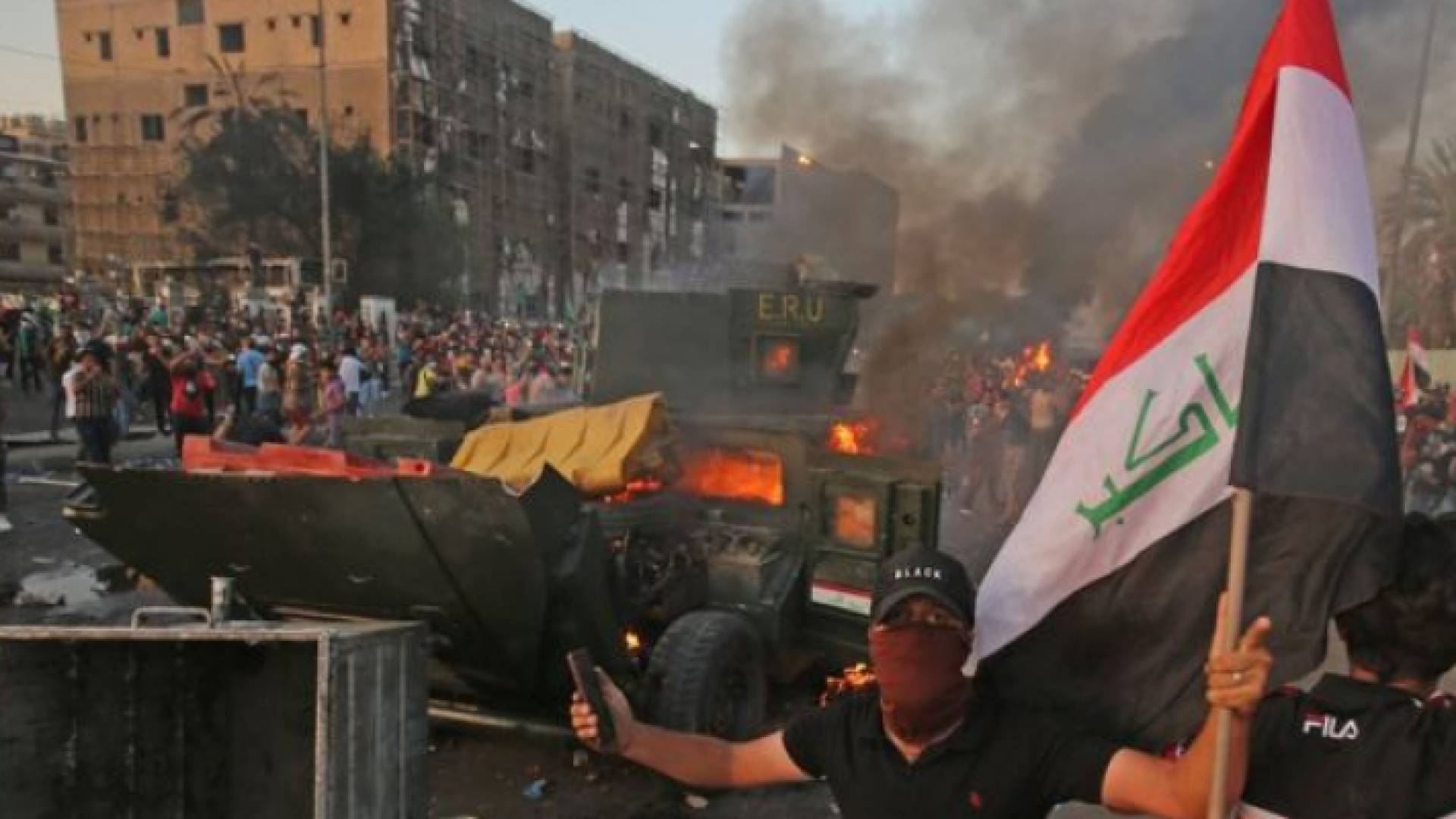 صورة لمتظاهرين عراقيين غاضبين