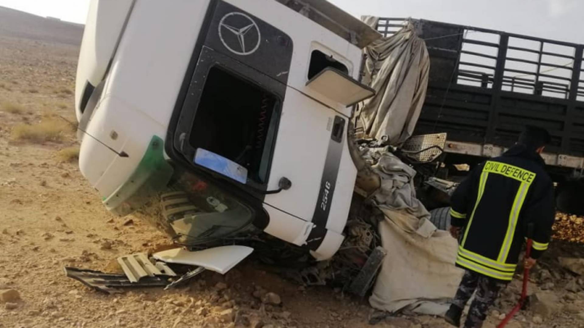 إصابة شخص بحادث تدهور "تريلا" في الجفر