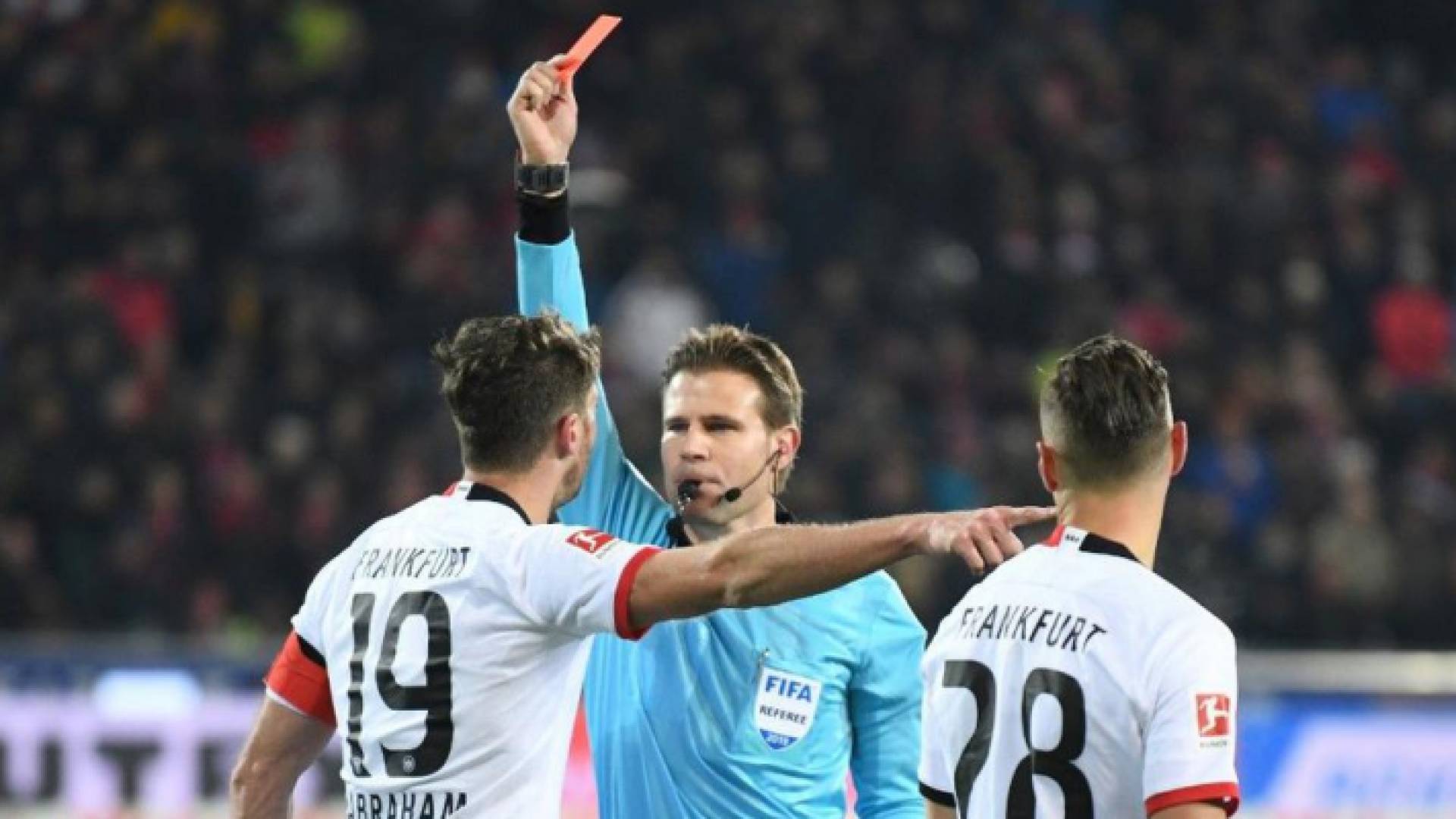 إيقاف قائد فرانكفورت 7 أسابيع لدفعه مدرب فرايبورغ
