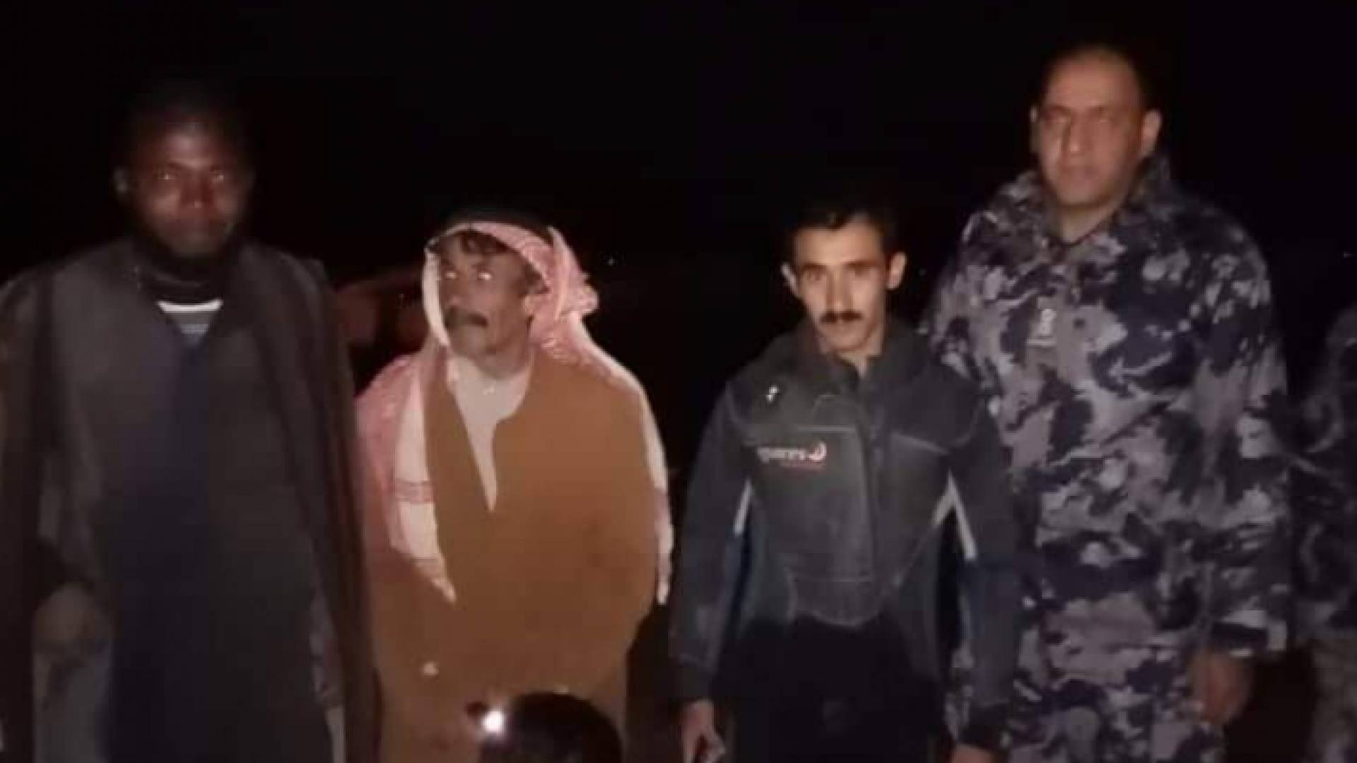 الدفاع المدني يساعد عدد من المواطنين مع راعي أغنام حاصرتهم مياه الأمطار في الرويشد