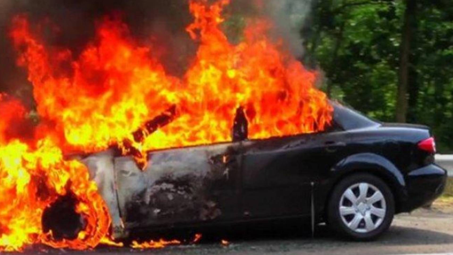 رجل يشعل النار في زوجته داخل سيارة بألمانيا