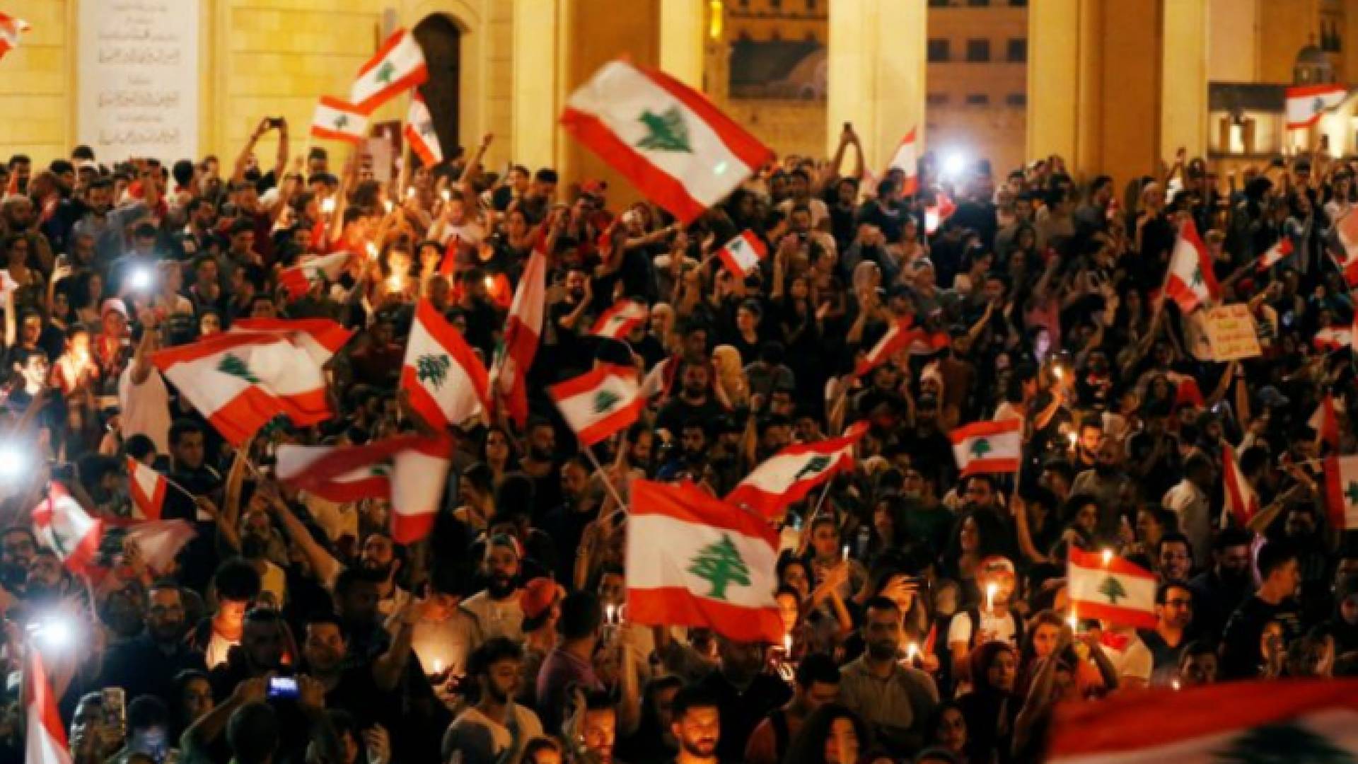 قطع الطرق الرئيسية في شمال لبنان .. ودعوة لتظاهرة "أحد الشهداء"