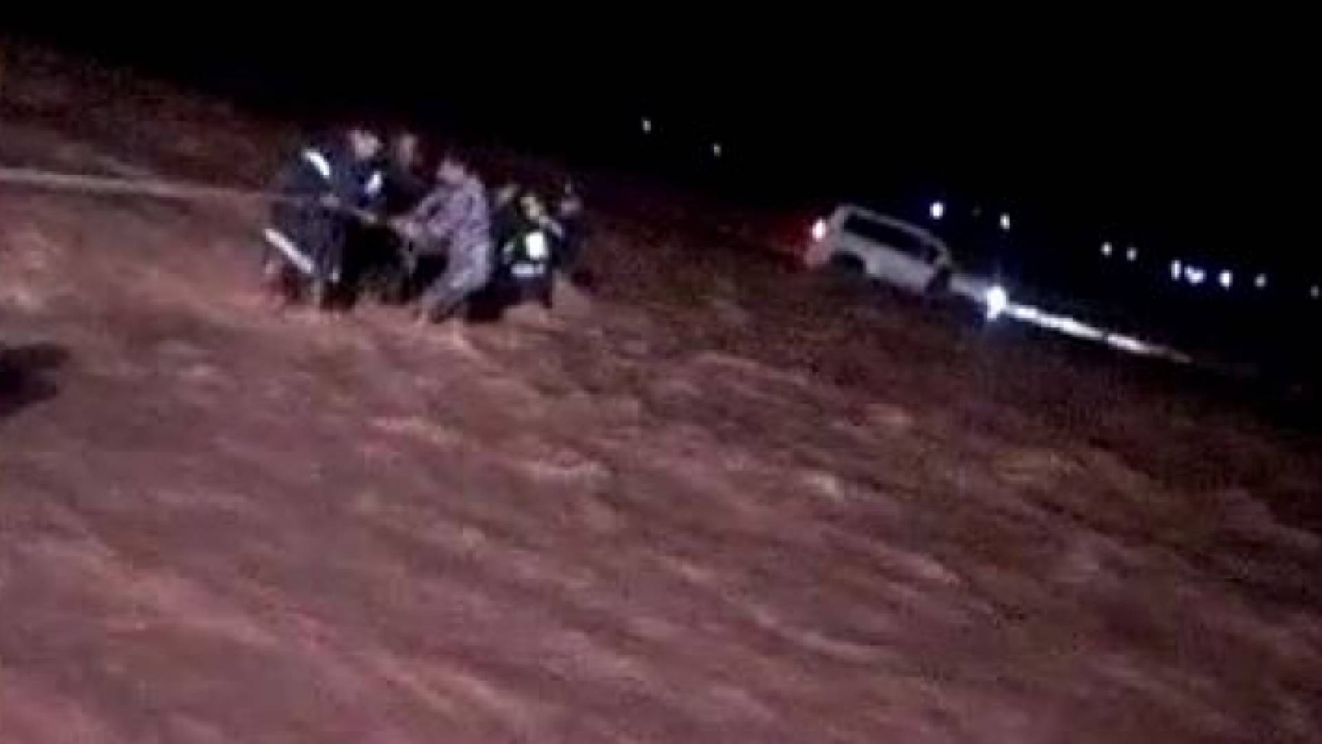 الأمن ينقذ شخصين جرفت مركبتهم المياه على طريق المفرق الصفاوي