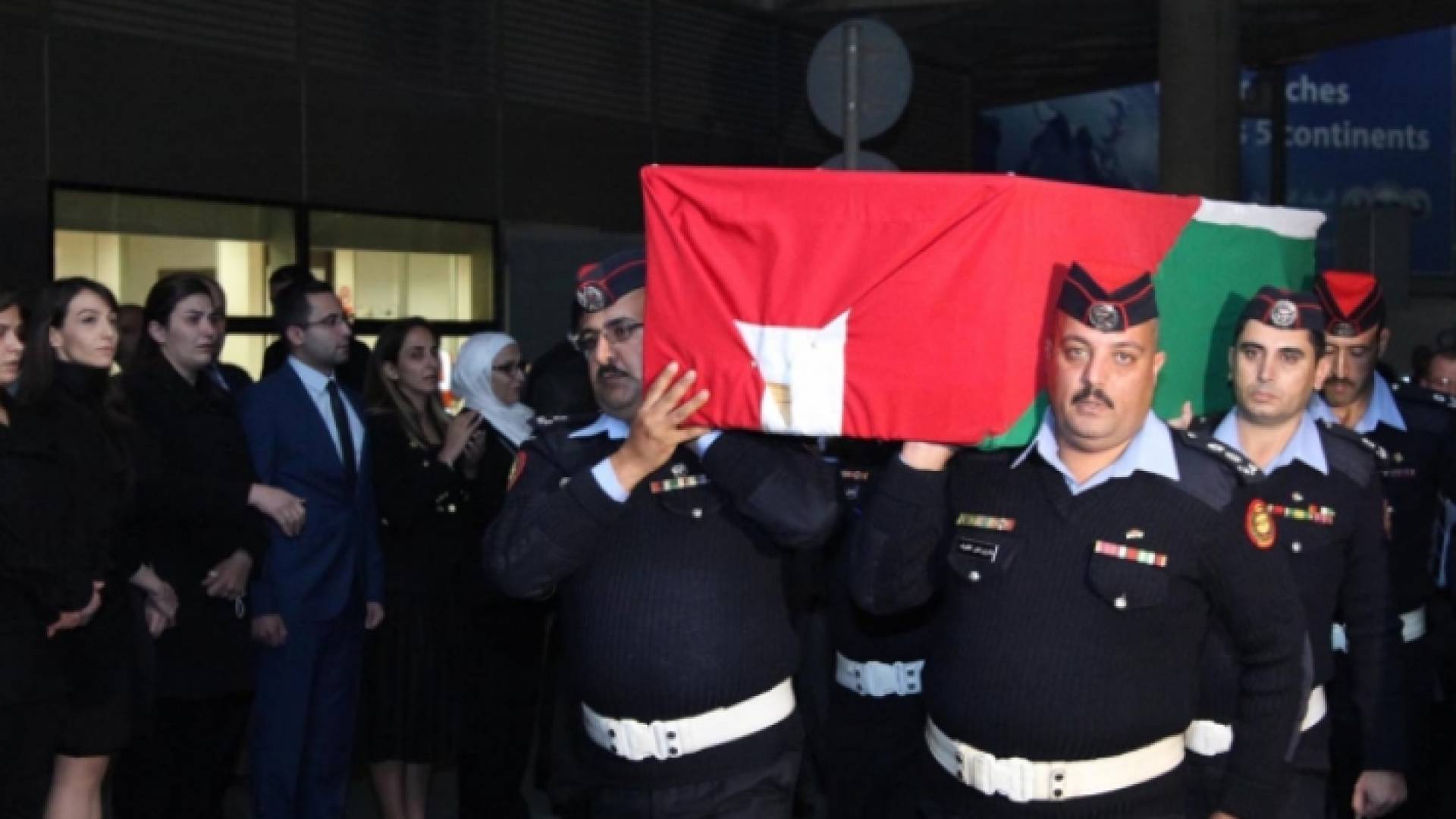 جانب من وصول جثمان السفير الأردني أحمد الجرادات للمملكة