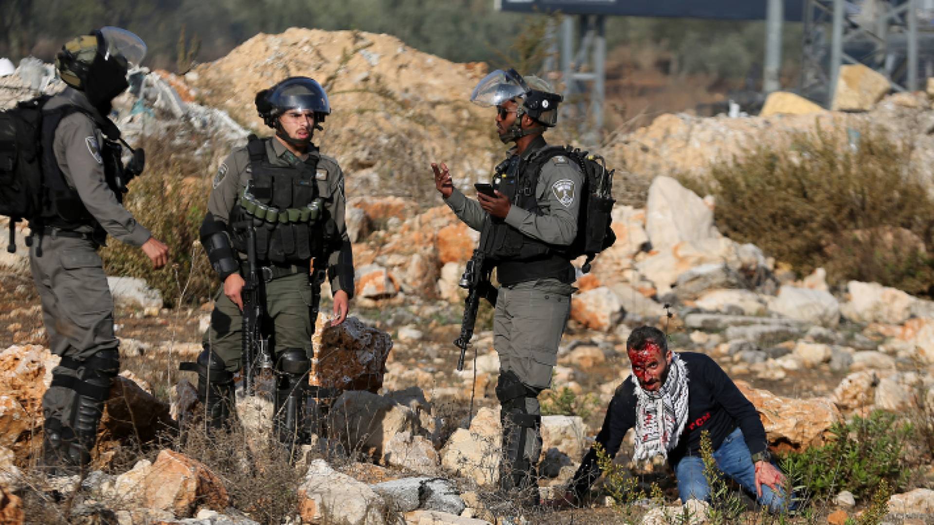 إصابتان بالرصاص والعشرات بحالات اختناق بمواجهات مع الاحتلال شمال البيرة