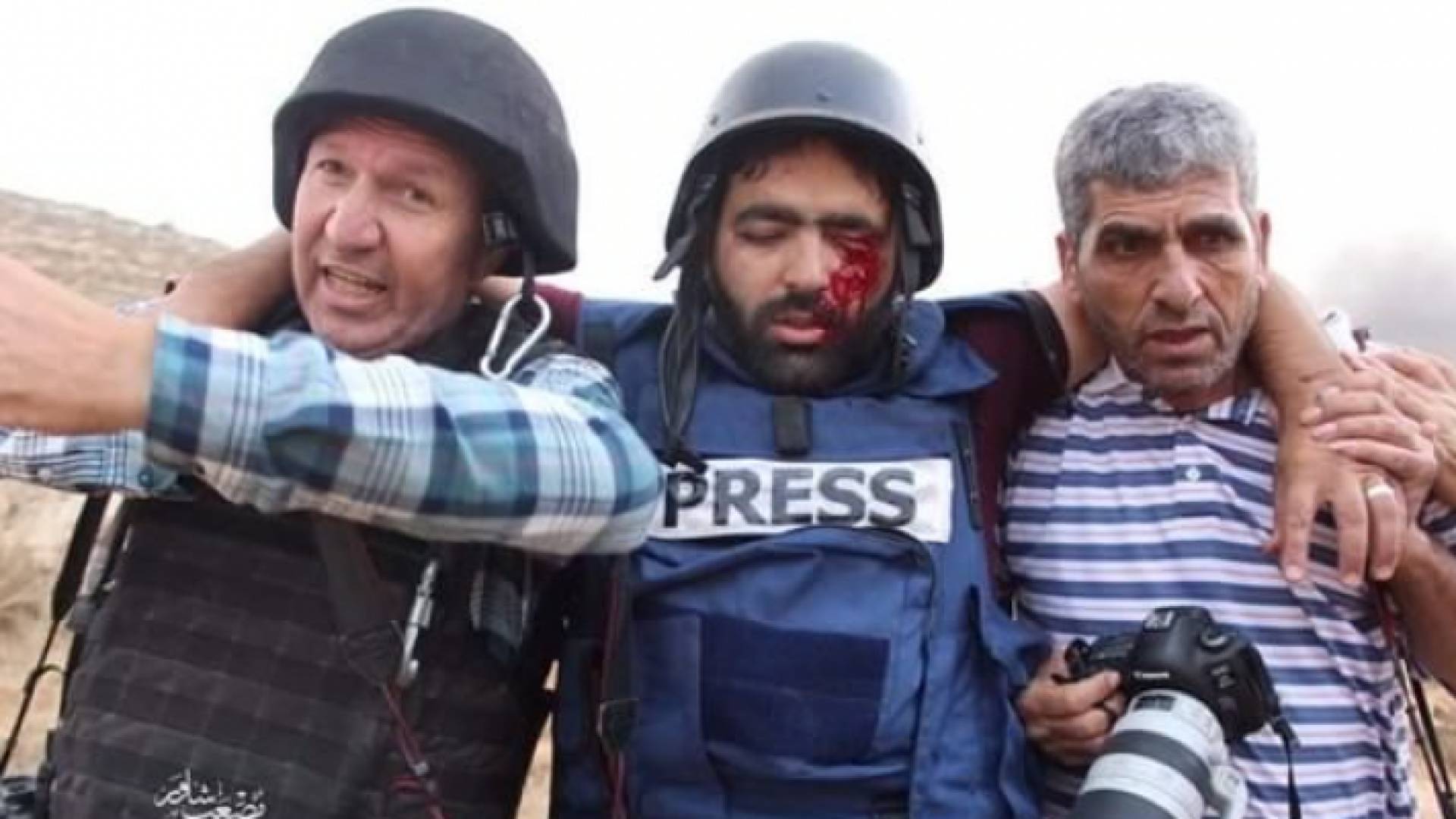 الصحفي المصاب لحظة إسعافه