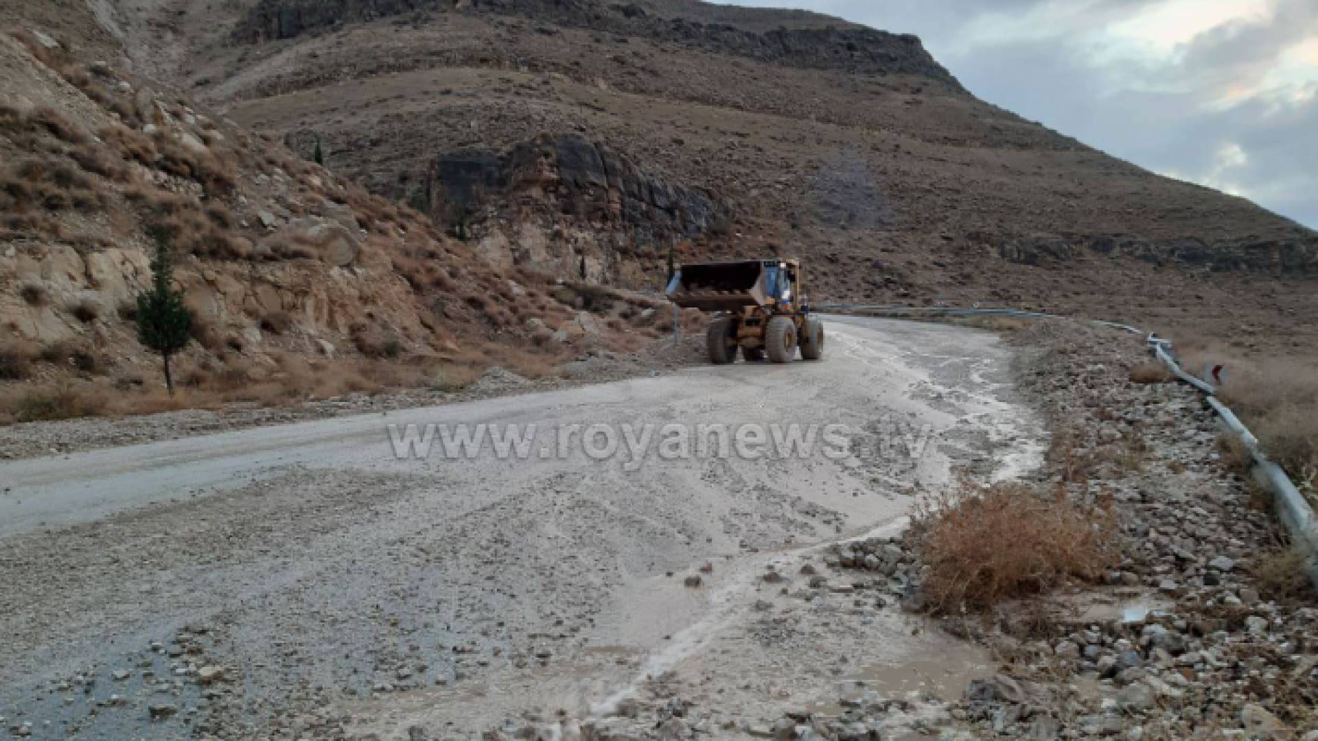 الاشغال العامة تعمل على فتح الشارع بالكامل