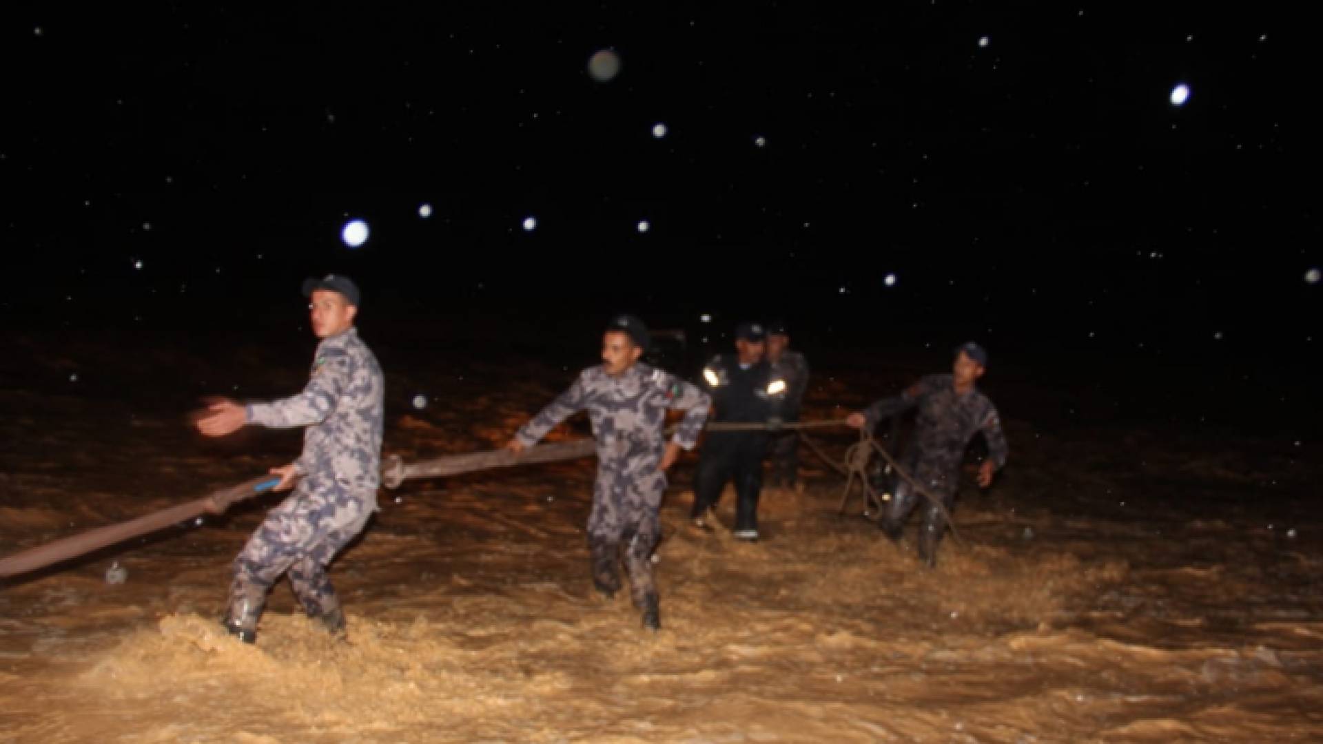 الدفاع المدني تحذر من عدم قطع الطريق بالمركبة اذا كان هناك ارتفاع في منسوب المياه