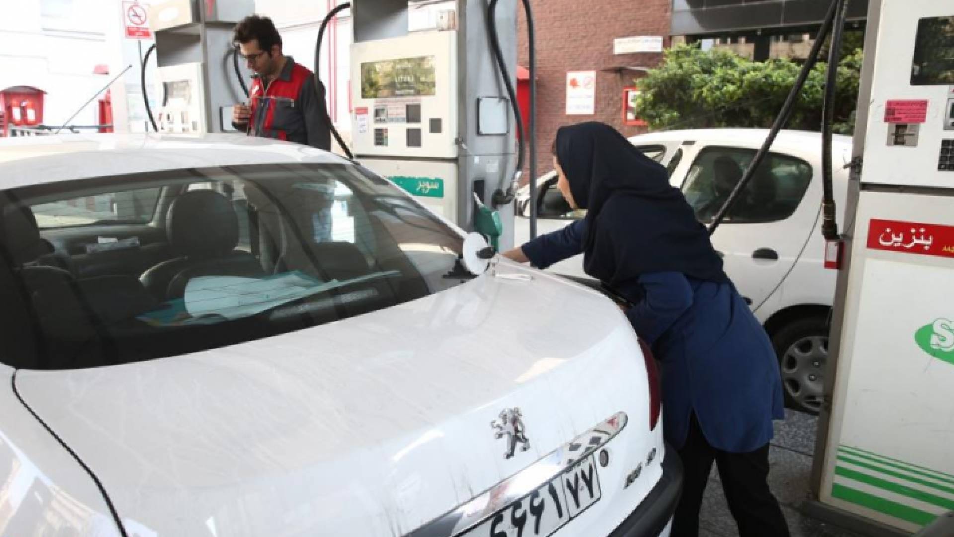 تظاهرات في إيران بعد زيادة كبيرة في أسعار الوقود