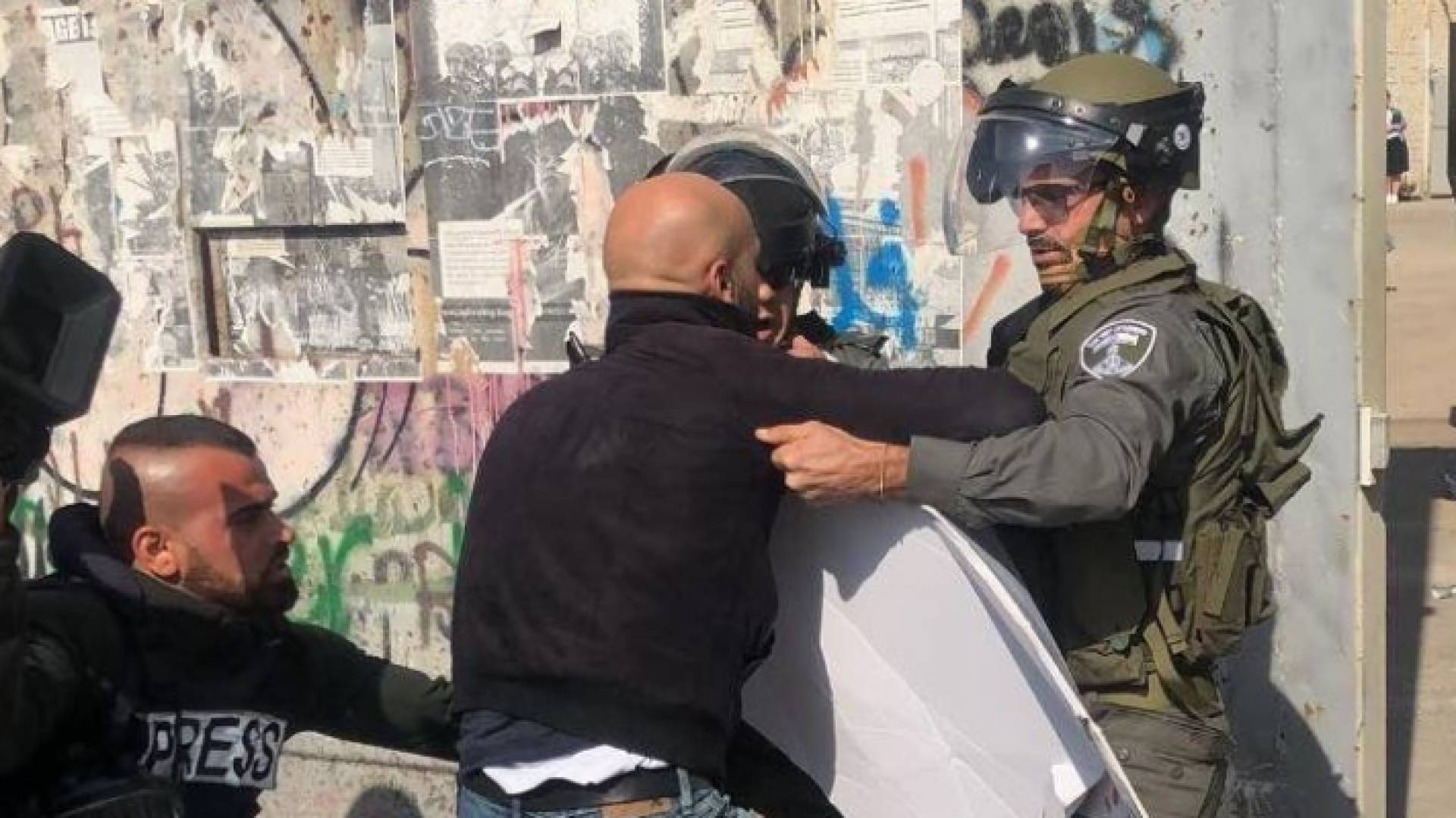جانب من اعتداء جنود الاحتلال على الصحفيين