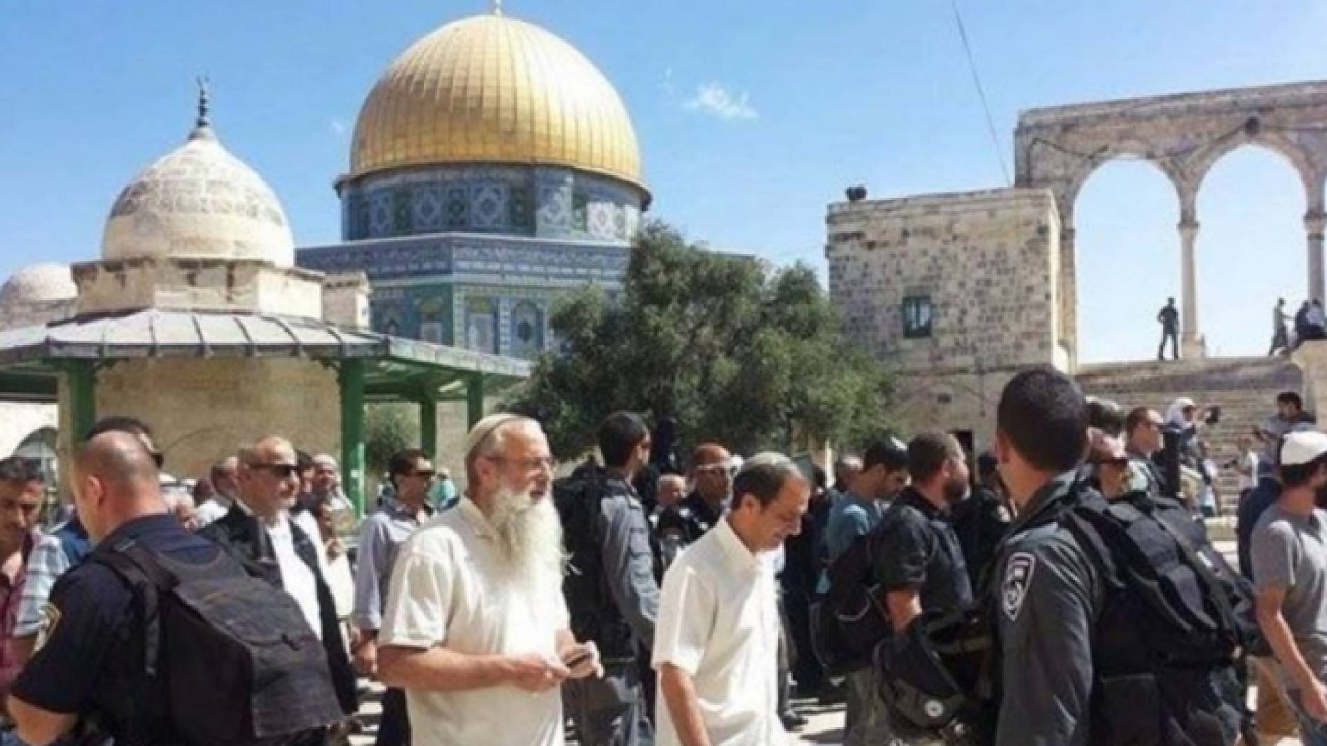 عشرات المستوطنين يجددون اقتحامهم للأقصى