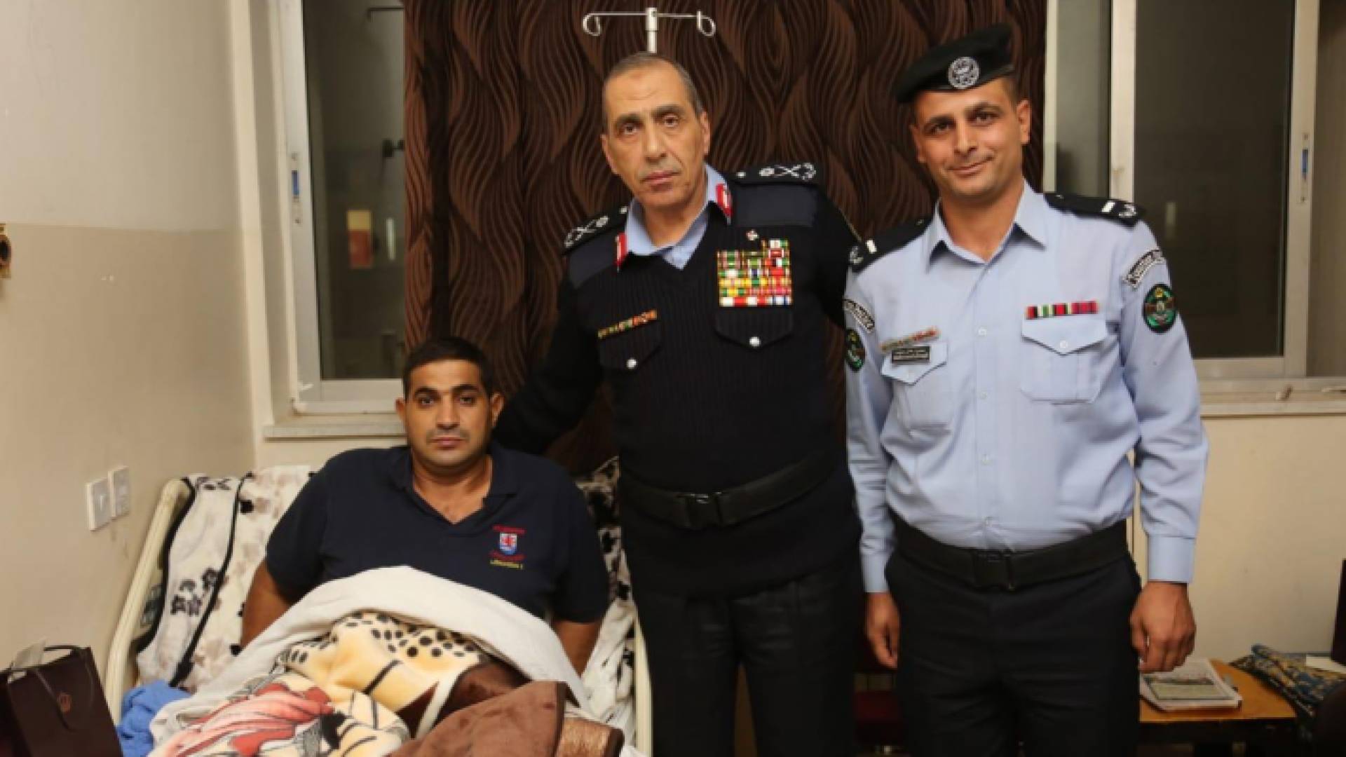 الحمود يكرم رجلي الأمن اللذين اصيبا بحادثة طعن سياح في جرش