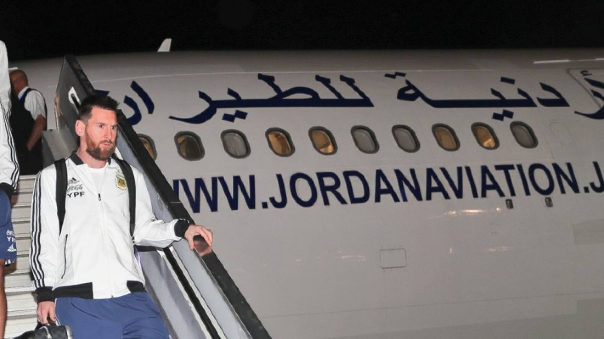 ميسي برفقة منتخب بلاده يصلون إلى تل آبيب على متن طائرة أردنية