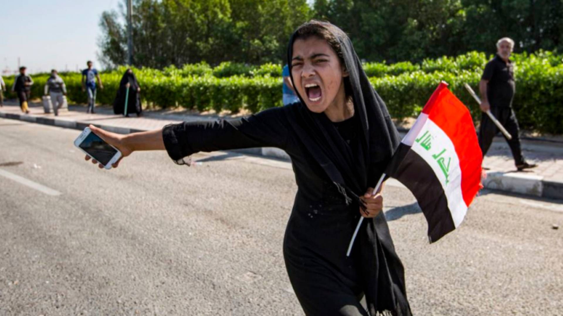 فتاة عراقية محتجة