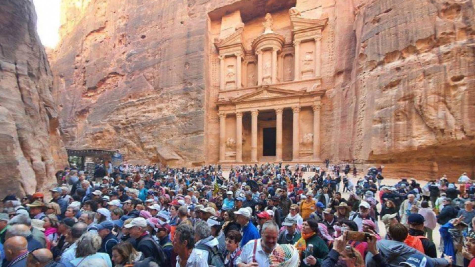 سياح في البترا - ارشيفية