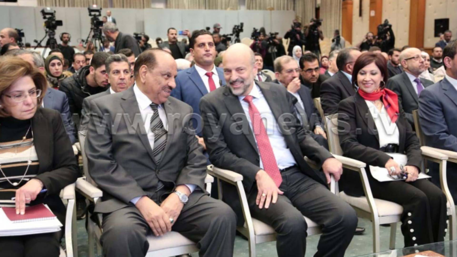 رئيس الوزراء عمر الرزاز خلال مؤتمر صحفي