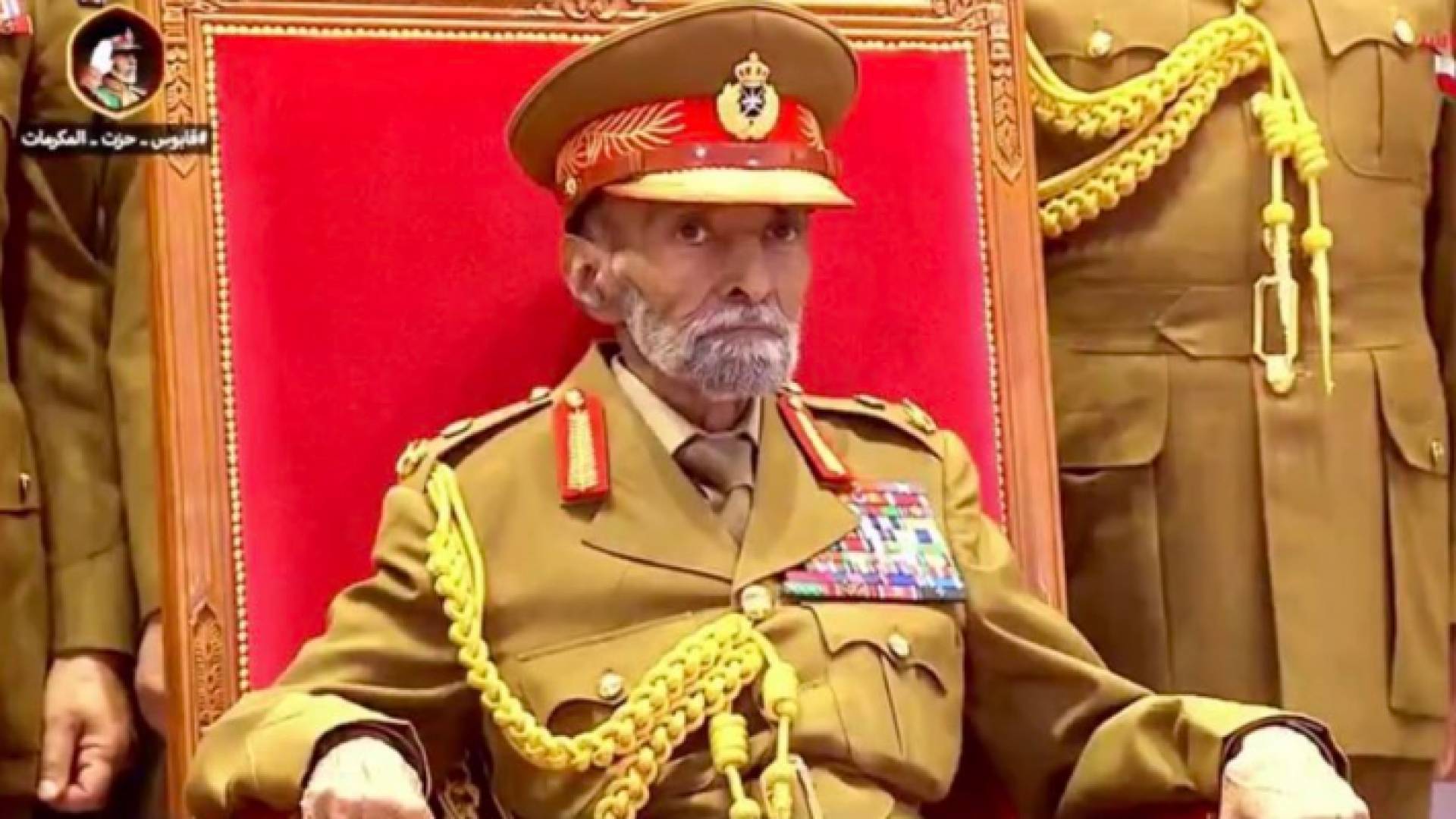 السلطان قابوس خلال العرض العسكري