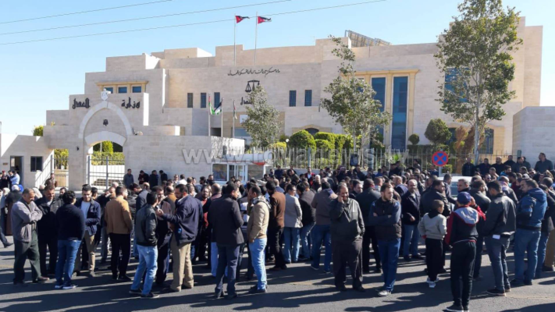 وقفة احتجاجية لمعلمي الكرك أمام وزارة العدل