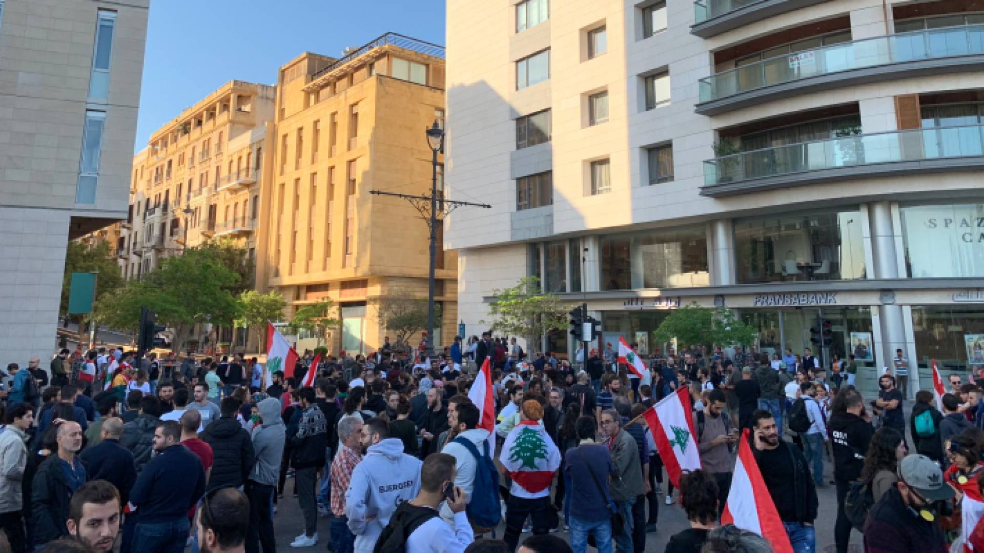 المحتجون في لبنان يحاولون منع انعقاد جلسة للبرلمان