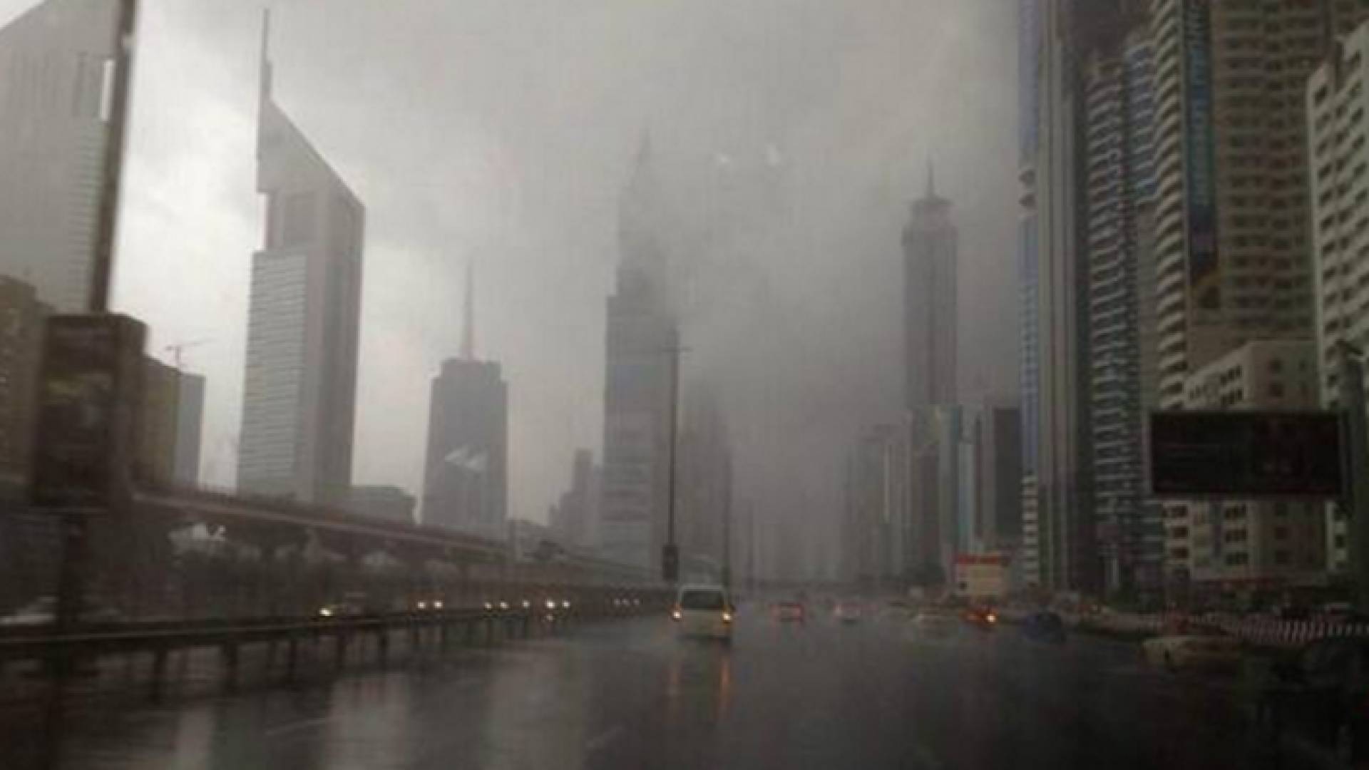 تعطيل المدارس في دبي وابو ظبي والإمارات الشمالية بسبب الظروف الجوية