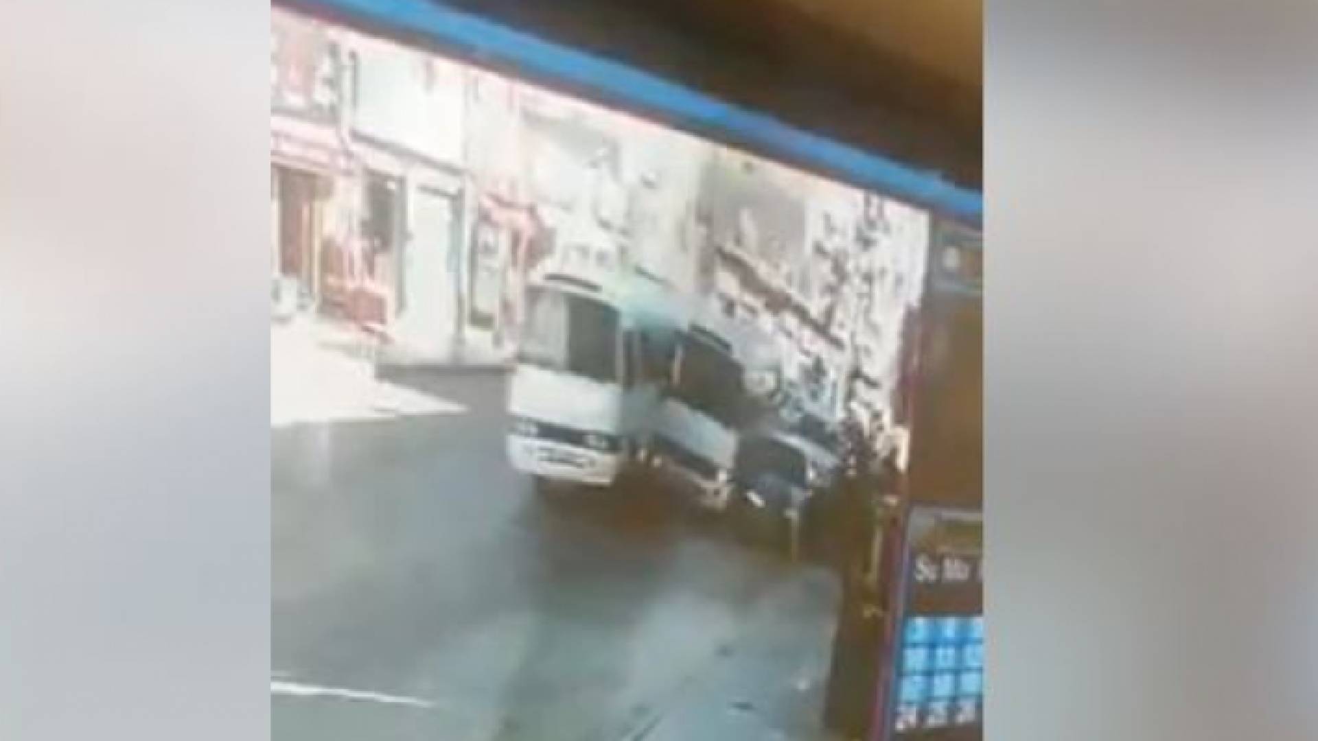 سائقا باصي كوستر يعرضون أرواح المواطنين الى الخطر