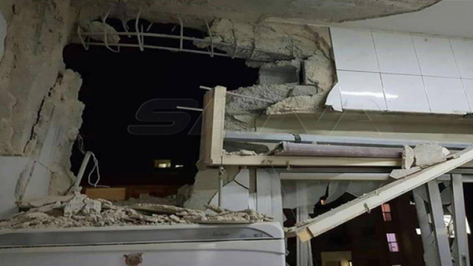 من اثار الدمار التي لحق بالمنزل