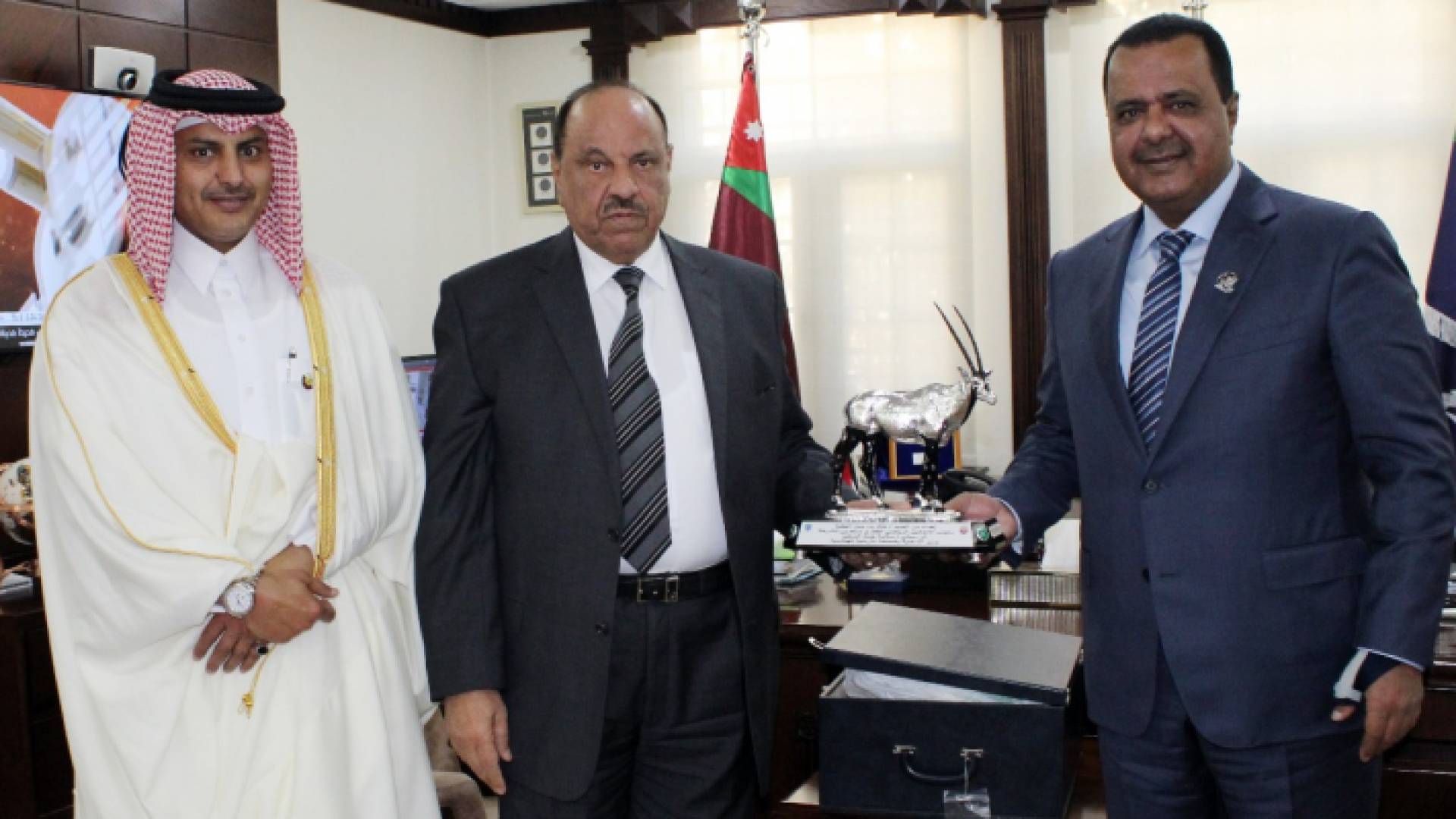 وزير الداخلية يلتقي بالسفير القطري في عمان