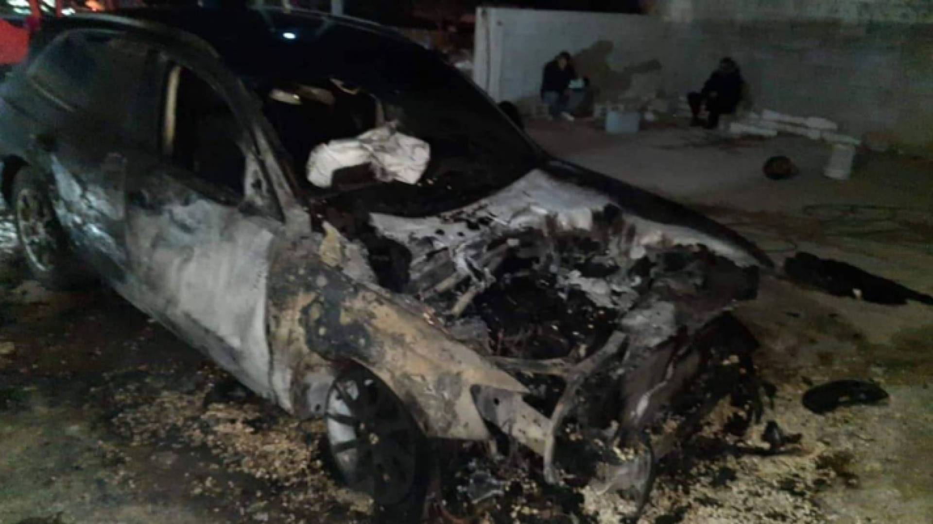 مستوطنون يحرقون مركبات ويخطون شعارات عنصرية بنابلس