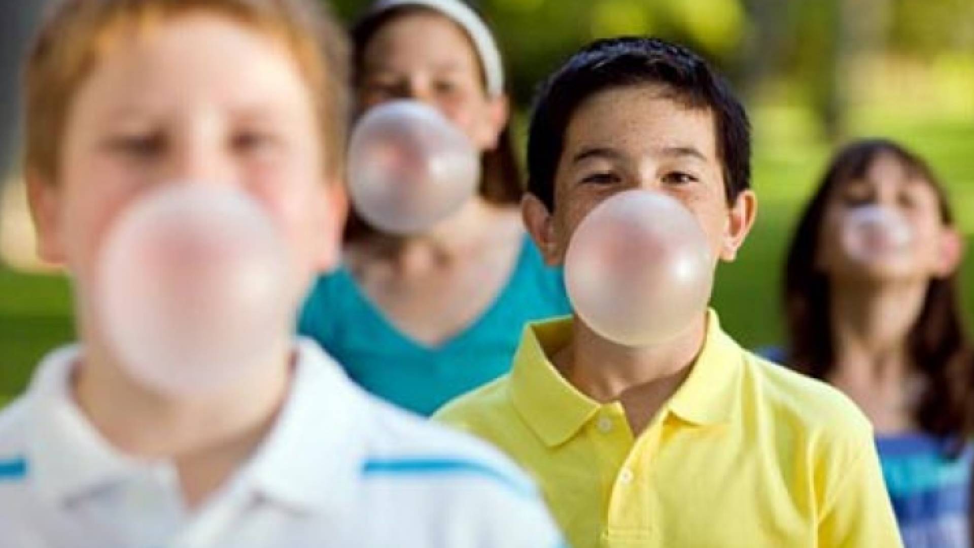 ماذا يحصل لجسمك عند ابتلاع العلكة؟