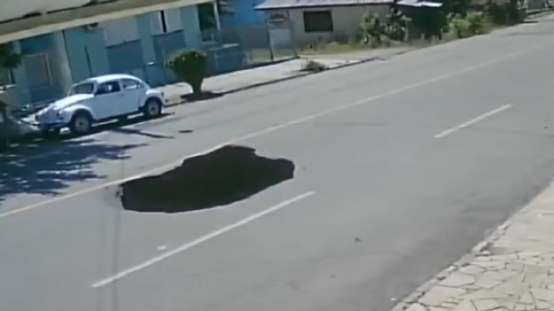 حفرة تظهر فجأه وسط الطريق وتبتلع سيارة في البرازيل..فيديو